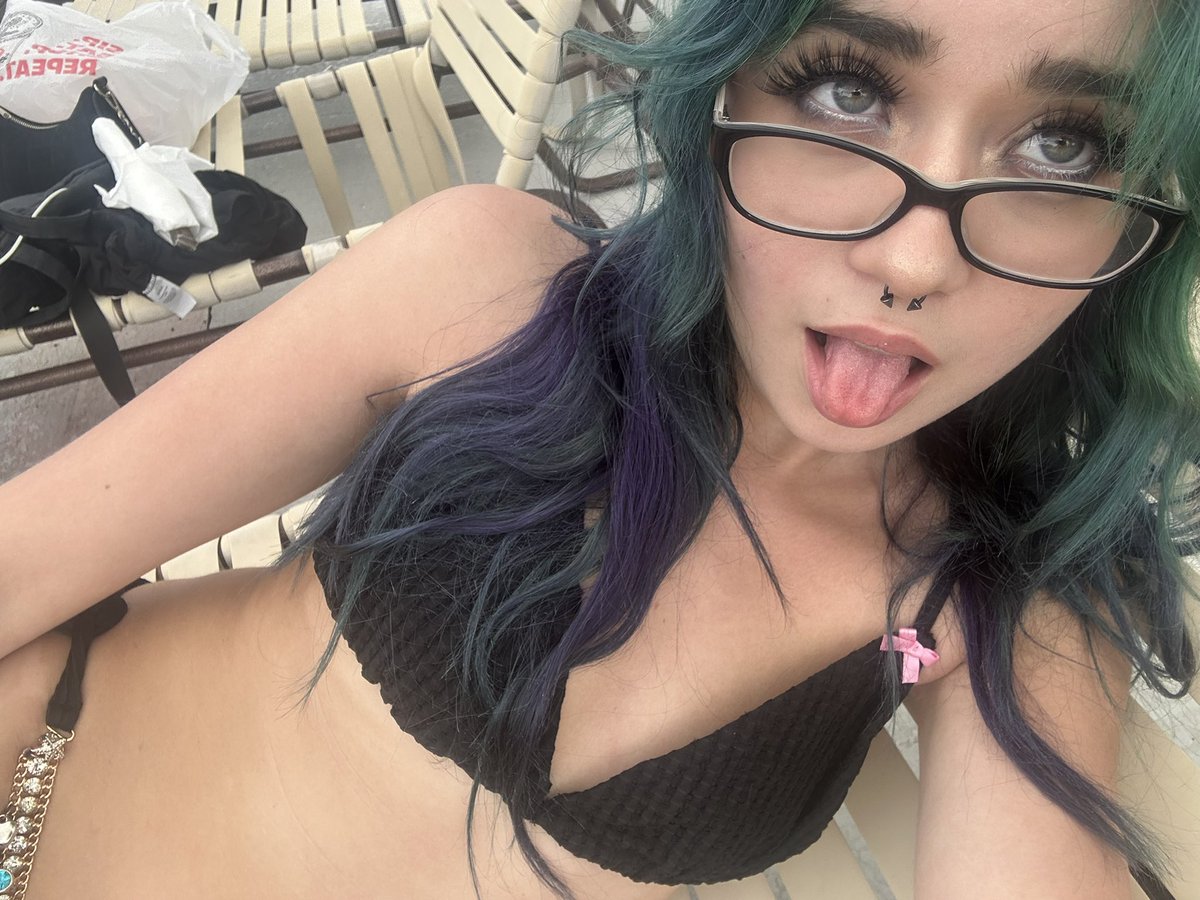 AngieValeX's tweet photo. 😛 new account who dis? #bikini #of #tease https://t.co/ee8rWh4oM1