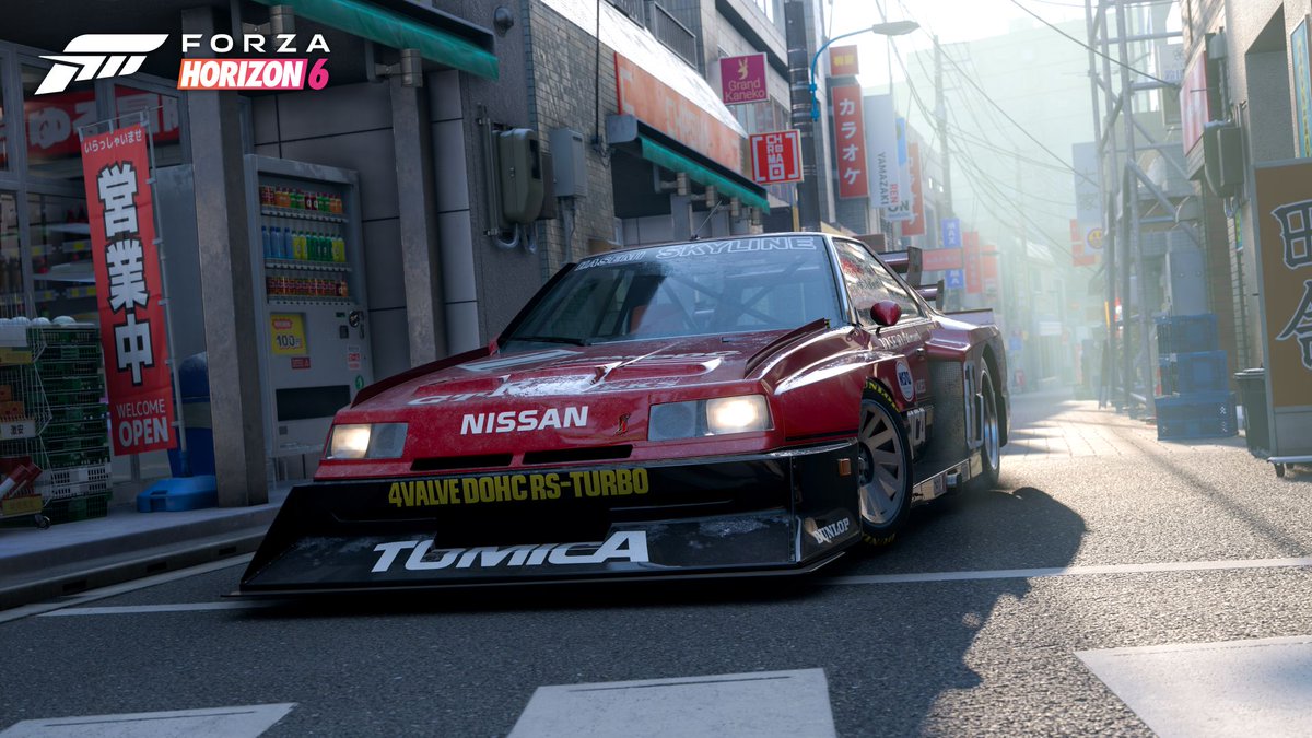 JimerSamuel's tweet photo. @ForzaHorizonEsp El protagonista absoluto es el Nissan Skyline R30, pero no uno cualquiera. Es la versión Super Silhouette de carreras de los años 80, famosa por su kit de carrocería masivo y su morro plano (carretera-muro). Este modelo es un icono de la cultura automovilística https://t.co/S04AezD4hW