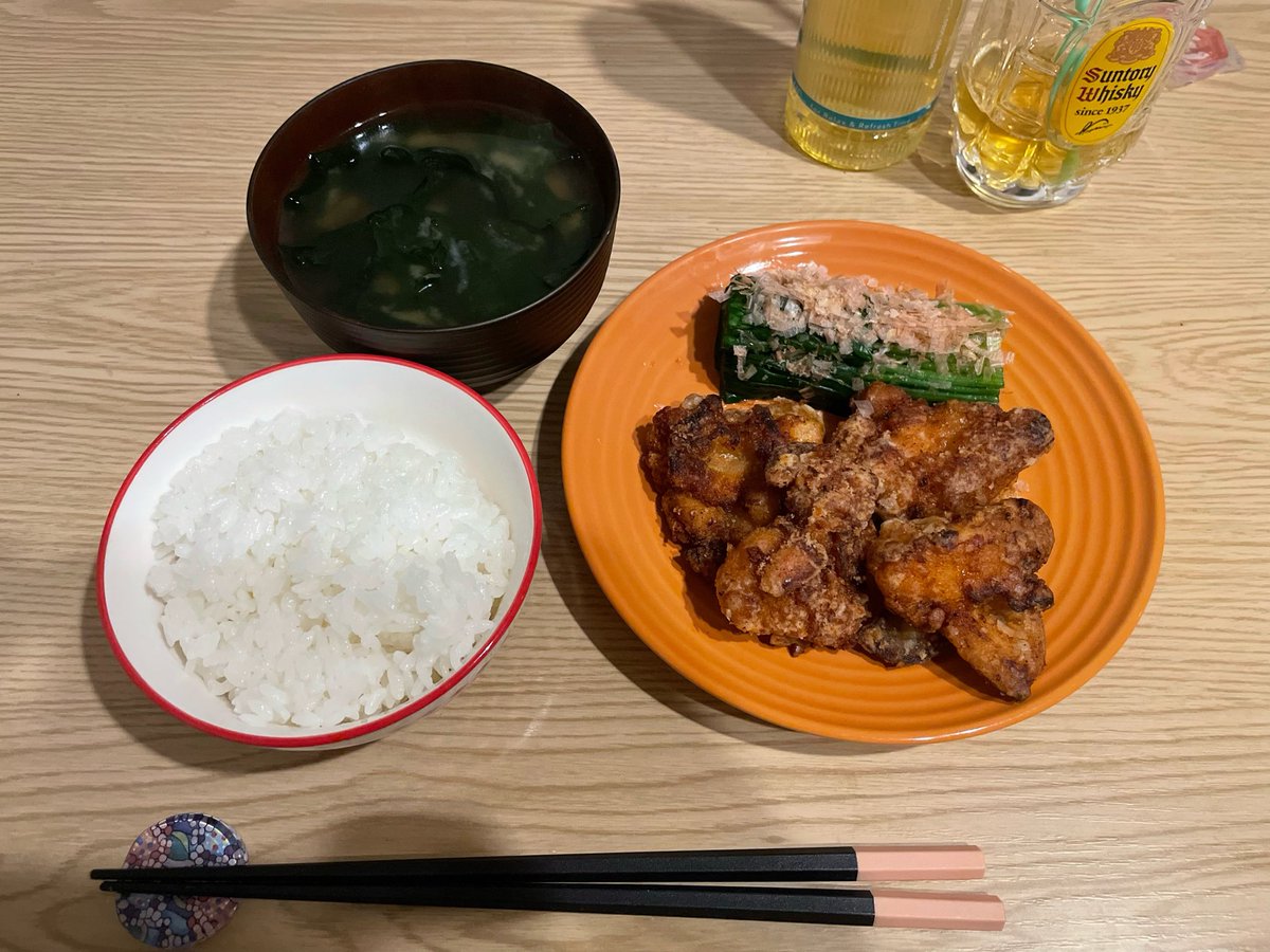 1025fu's tweet photo. 今日は絶対に唐揚げ作ったんねん
と思い立ち3日目にしてようやく作りました

小麦粉なくて片栗粉だし(竜田揚げ)
油も思ったよりなかったのだけど(揚げ焼き)

自分で作った唐揚げはなんでも美味しかったです

揚げてる途中で米炊いてないことに気づいて結局唐揚げ冷めちゃったんだけど
なんでもよし🤟🏻 https://t.co/3qJckq8hDE
