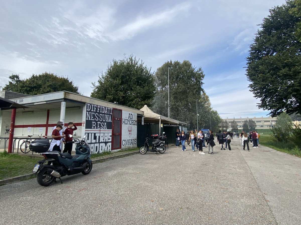 Hoglino's tweet photo. @ucsenzafine Men dom har en riktigt fin liten supporterbar som dom inkvarterat i en gammal biljettlucka bakom curva sud där det grillades korv och såldes öl! https://t.co/kcSk2NcAPK