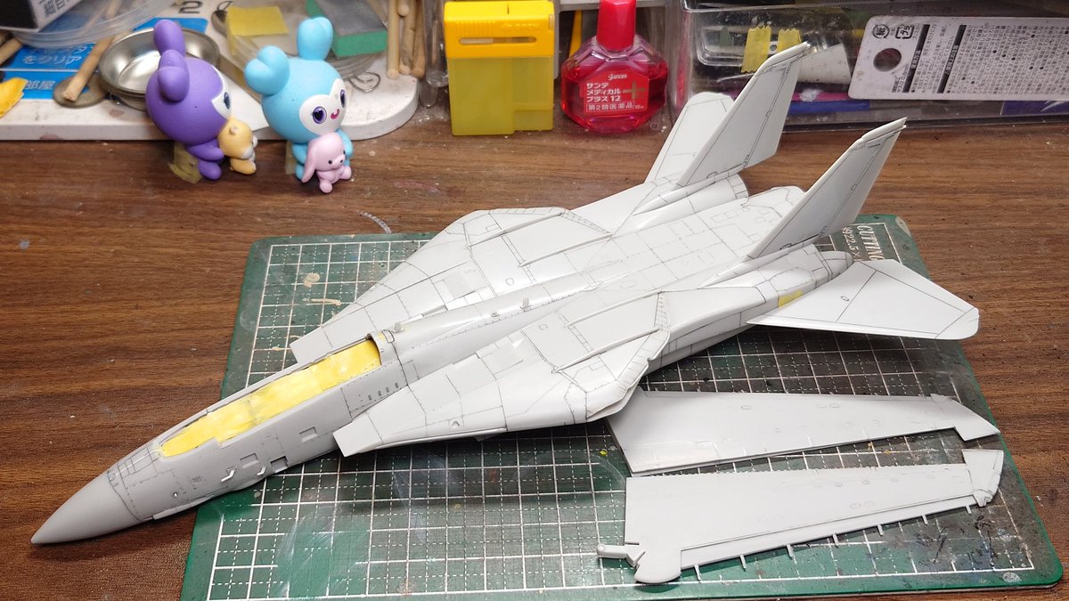 #ハセガワ
#1/72
#トムキャット
#大西洋空母航空団

尾翼を取り付けました

後は主翼を付けたら
塗装に入れそうなんですが…

主翼のモールドが浅くて
墨が上手く流れ無い感じなので
もう少し筋彫りします💦