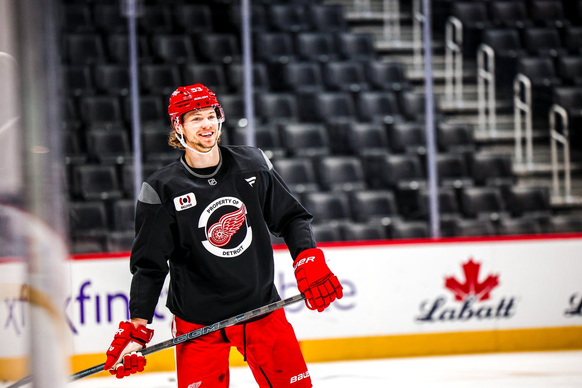 DetroitRedWings's tweet photo. Puck drops at 7pm. https://t.co/LttU54h94k