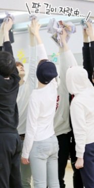 log_MOONBIN's tweet photo. 150410 Fri.

[i∙CUT] 봄맞이 연습실 대청소! 쓱쓱싹싹~ 쓸고 닦고~ 아이틴의 연습실로 여러분을 초대합니다^0^ #아이틴 매거진 #iCUT 5탄 #대청소
© iTeen Official X

#문빈
#MOONBIN
#MOONBIN_log https://t.co/fzhSBx7Cpq