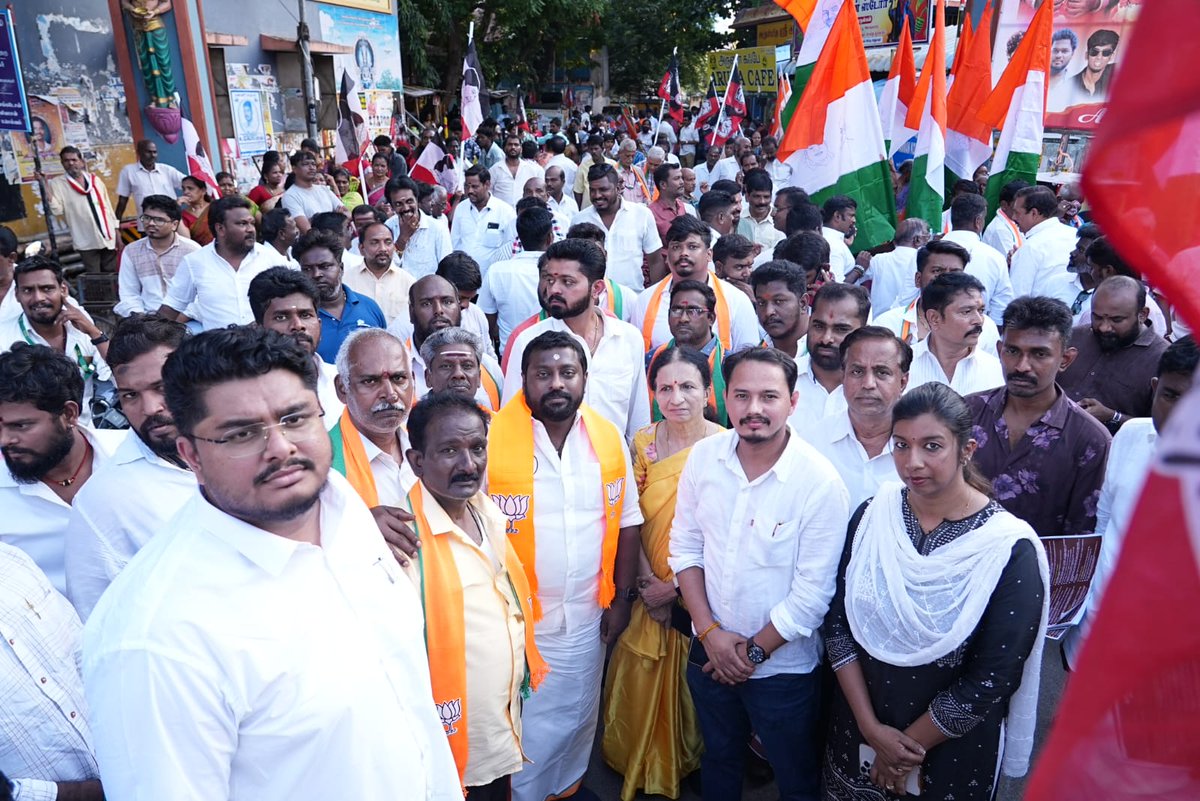இன்று #மயிலாப்பூர் சட்டமன்ற தொகுதியில் பா.ஜ.க வெற்றி வேட்பாளர் <a href="/DrTamilisai4BJP/">Dr Tamilisai Soundararajan</a> அவர்களுக்கு ஆதரவாக வாக்கு சேகரித்த பா.ஜ.க இளைஞரணி தேசிய செயற்குழு உறுப்பினர் <a href="/drgayathrirs/">Dr Gayathri Priyadarshini</a>, பா.ஜ.க இளைஞரணி தேசிய அலுவலகக் குழு உறுப்பினர் திரு.<a href="/rahultiwarirt01/">Rahul Tiwari parashar</a>, தமிழக பா.ஜ.க இளைஞரணி தலைவர் <a href="/SuryahSG/">Dr.SG Suryah</a>