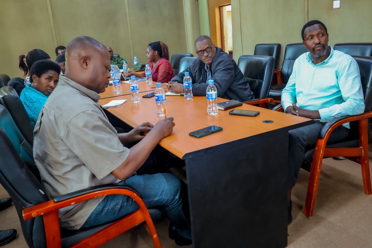 MusanzeDistrict's tweet photo. Uyu munsi, hateranye Inama Nyunguranabitekerezo ku mihigo y’Akarere; yahuje Komite Nyobozi, Biro y'Inama Njyanama, Inzego z'umutekano n'abandi bayobozi mu nzego zitandukanye. Inama iyobowe na Meya @NsengClaudien, irafatirwamo ingamba zo kurushaho kwesa imihigo ku bipimo byifuzwa. https://t.co/E2kRJZQmyd