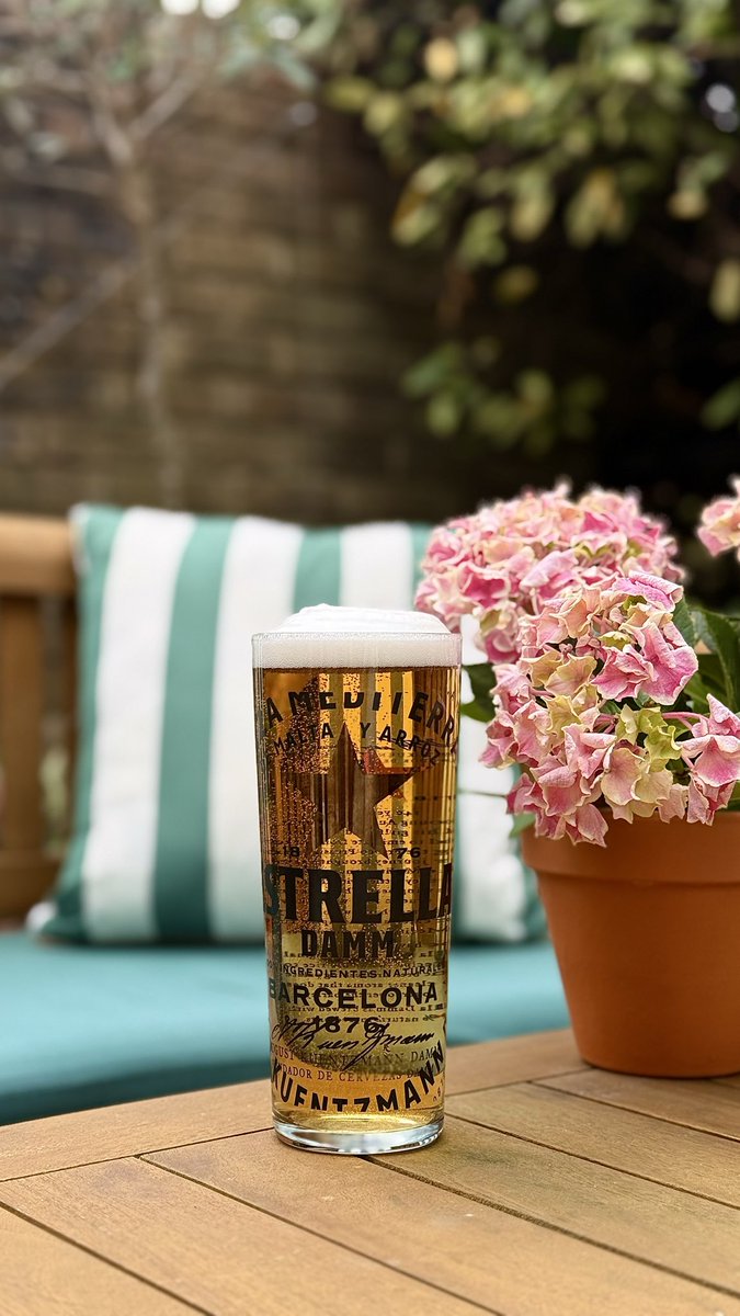 coachhotelkew's tweet image. Following the sound straight to a cold pint 🍻 
Sunny days = mandatory pub stops ☀️😂 

Rally up your friends and enjoy a refreshing pint in the prime spot on Kew Green ✨🍺

#pub #richmond #kew #youngspubs #estrella