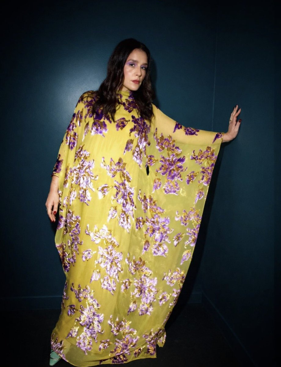 Em entrevista ao Pride Source, Jessie Ware revelou que a comunidade queer foi responsável por ela soltar o vozeirão no “Superbloom”. “Eu me dediquei muito vocalmente no disco, basicamente porque sei que eles querem uma diva que solte a voz”.