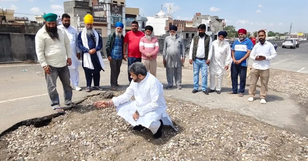 SandyShah1917's tweet photo. The flyover built in December 2024 at Daburji in Amritsar has started collapsing in just a few months, which raises serious questions about the performance of the National Highways Authority of India (NHAI). (1)..👉🏻 https://t.co/DVnzskBRFg