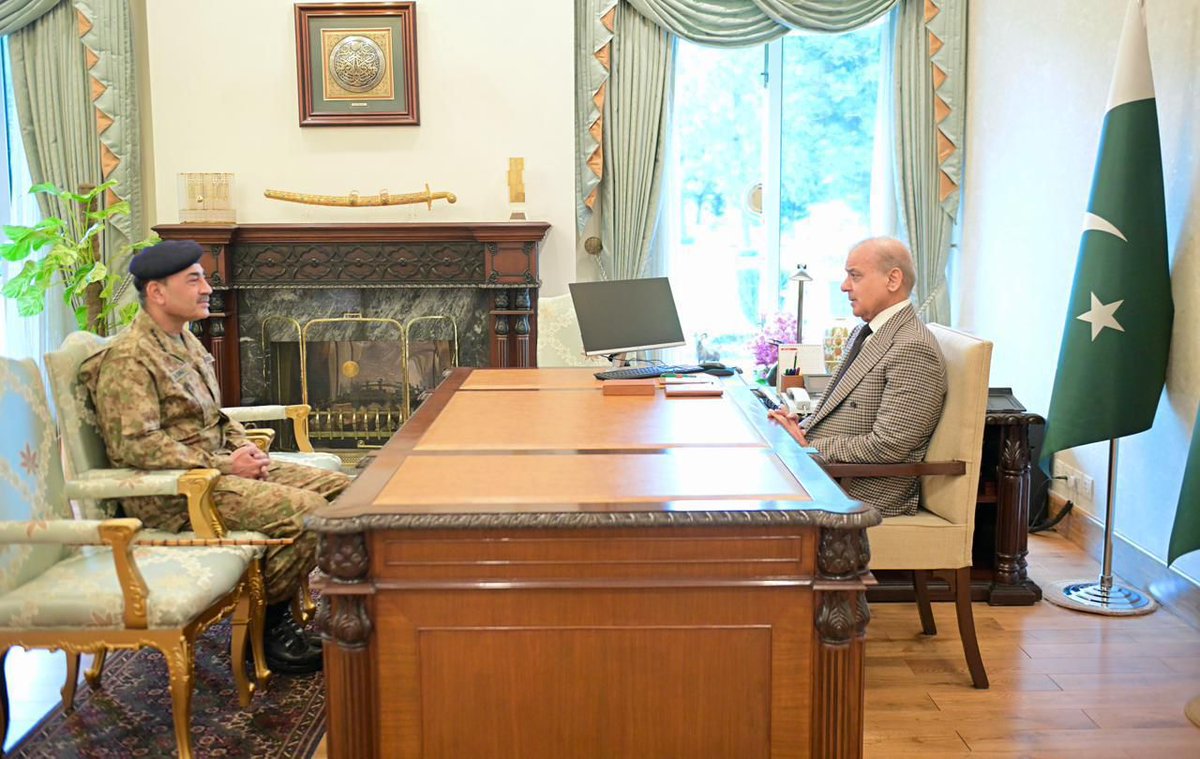 NPasha_G's tweet photo. وزیرِاعظم شہباز شریف اور فیلڈ مارشل سید عاصم منیر کی ملاقات میں"اسلام آباد مذاکرات"کے تحت امریکہ اور ایران کے درمیان امن عمل پرپیشرفت کا جائزہ لیا گیا پاکستان نے کشیدگی کے اس لمحے کو مذاکرات میں بدل کر ایک بڑی تباہی کاراستہ روکا، پوری دنیا پاکستان کے ان بیٹوں پر فخر کر رہی ہے 🇵🇰 https://t.co/h7qSgDRfNW