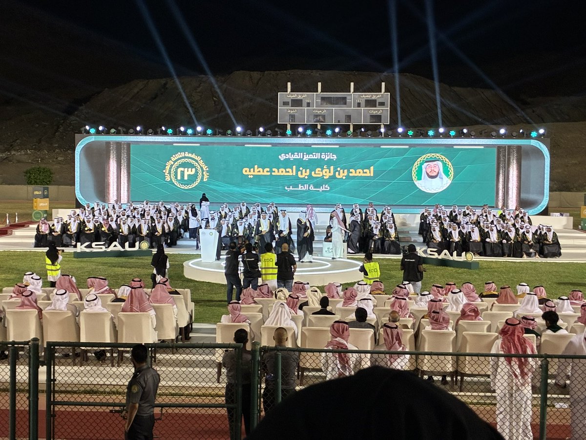 2Atiah's tweet photo. الحمدلله الذي بنعمته تتم الصالحات،

بكل فخر وامتنان اشارككم تخرّجي من جامعة الملك سعود بن عبدالعزيز للعلوم الصحية بتخصص الطب والجراحة، ويشرفني تمثيلي لدفعتي والفوز بجائزة التميز القيادي على مستوى المدينة الاكاديمية في جدة🎓

شكرًا من القلب لزوجتي وأهلي وأصدقائي ❤️ https://t.co/iLLArGZ2Dd