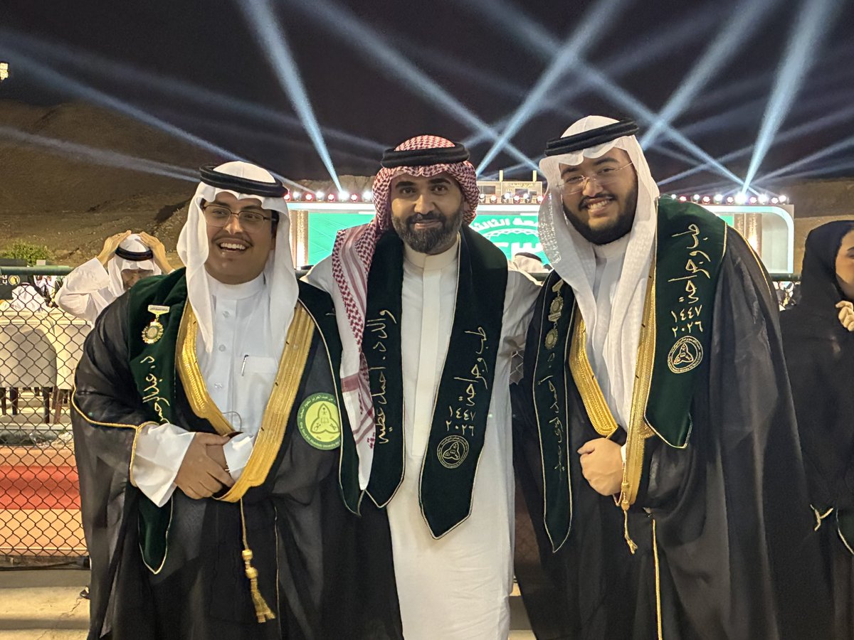 2Atiah's tweet photo. الحمدلله الذي بنعمته تتم الصالحات،

بكل فخر وامتنان اشارككم تخرّجي من جامعة الملك سعود بن عبدالعزيز للعلوم الصحية بتخصص الطب والجراحة، ويشرفني تمثيلي لدفعتي والفوز بجائزة التميز القيادي على مستوى المدينة الاكاديمية في جدة🎓

شكرًا من القلب لزوجتي وأهلي وأصدقائي ❤️ https://t.co/iLLArGZ2Dd