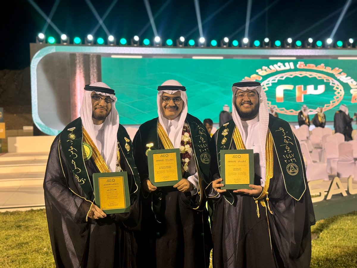 2Atiah's tweet photo. الحمدلله الذي بنعمته تتم الصالحات،

بكل فخر وامتنان اشارككم تخرّجي من جامعة الملك سعود بن عبدالعزيز للعلوم الصحية بتخصص الطب والجراحة، ويشرفني تمثيلي لدفعتي والفوز بجائزة التميز القيادي على مستوى المدينة الاكاديمية في جدة🎓

شكرًا من القلب لزوجتي وأهلي وأصدقائي ❤️ https://t.co/iLLArGZ2Dd