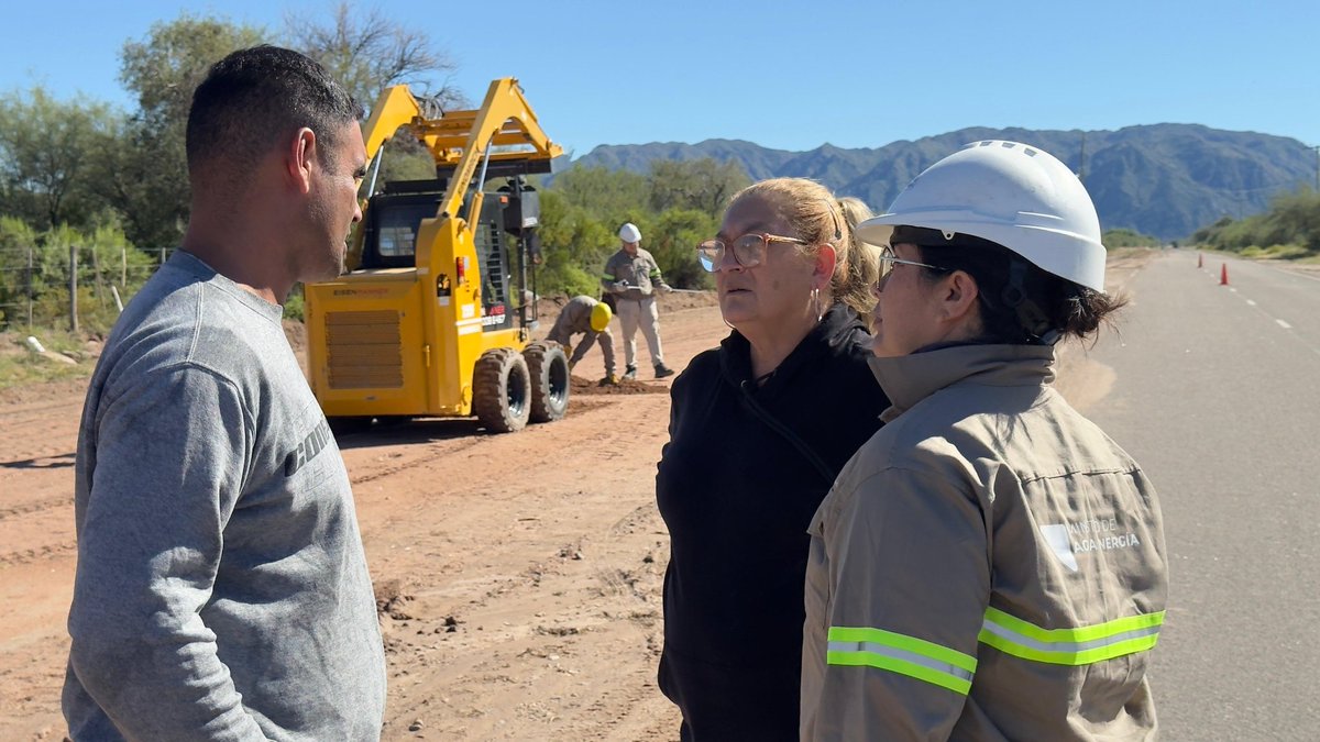 MinAguaYEnergia's tweet photo. 📍En Chepes|
💡Comenzamos los trabajos de iluminación en el Camino al Peregrino.

👉🏽El Gobierno de La Rioja mediante nuestra Secretaría de Energía, dio inicio a una nueva obra de tendido eléctrico destinada a la instalación de luminarias en el Camino al Peregrino. https://t.co/0SjsmllEMV