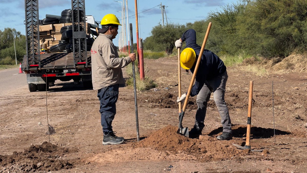 MinAguaYEnergia's tweet photo. 📍En Chepes|
💡Comenzamos los trabajos de iluminación en el Camino al Peregrino.

👉🏽El Gobierno de La Rioja mediante nuestra Secretaría de Energía, dio inicio a una nueva obra de tendido eléctrico destinada a la instalación de luminarias en el Camino al Peregrino. https://t.co/0SjsmllEMV