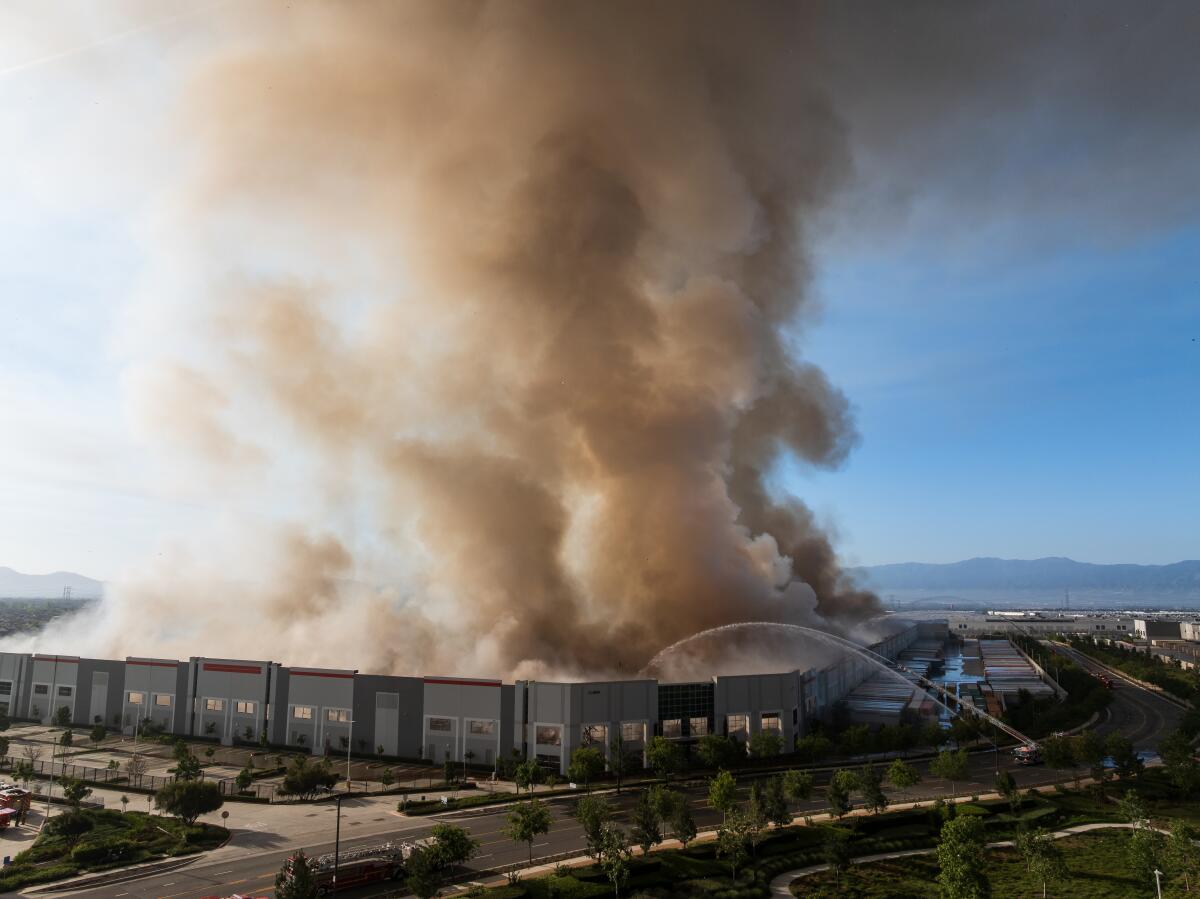 ChadGriffiths's tweet photo. Took 175 firefighters and 15 hours to put out this warehouse fire.

1.2M sq ft burned to the group all because one employee thought he wasn't getting paid enough 🤦‍♂️ https://t.co/ptETJRChKT