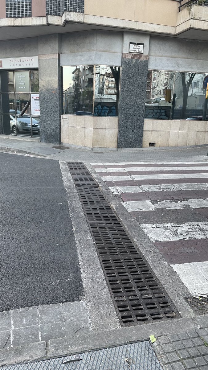 javibubi's tweet photo. @ViladeSalt aquesta reixa porta mesos fent-se malbé a força del vehicles que passen por sobre diàriament. Volèu dir que ningú responsable s’en assabenta del soroll que fa i no és capaç de donar avís per arreglar-ho? Agents cívics, policies municipals, responsables polítics? https://t.co/7damnsQJmO