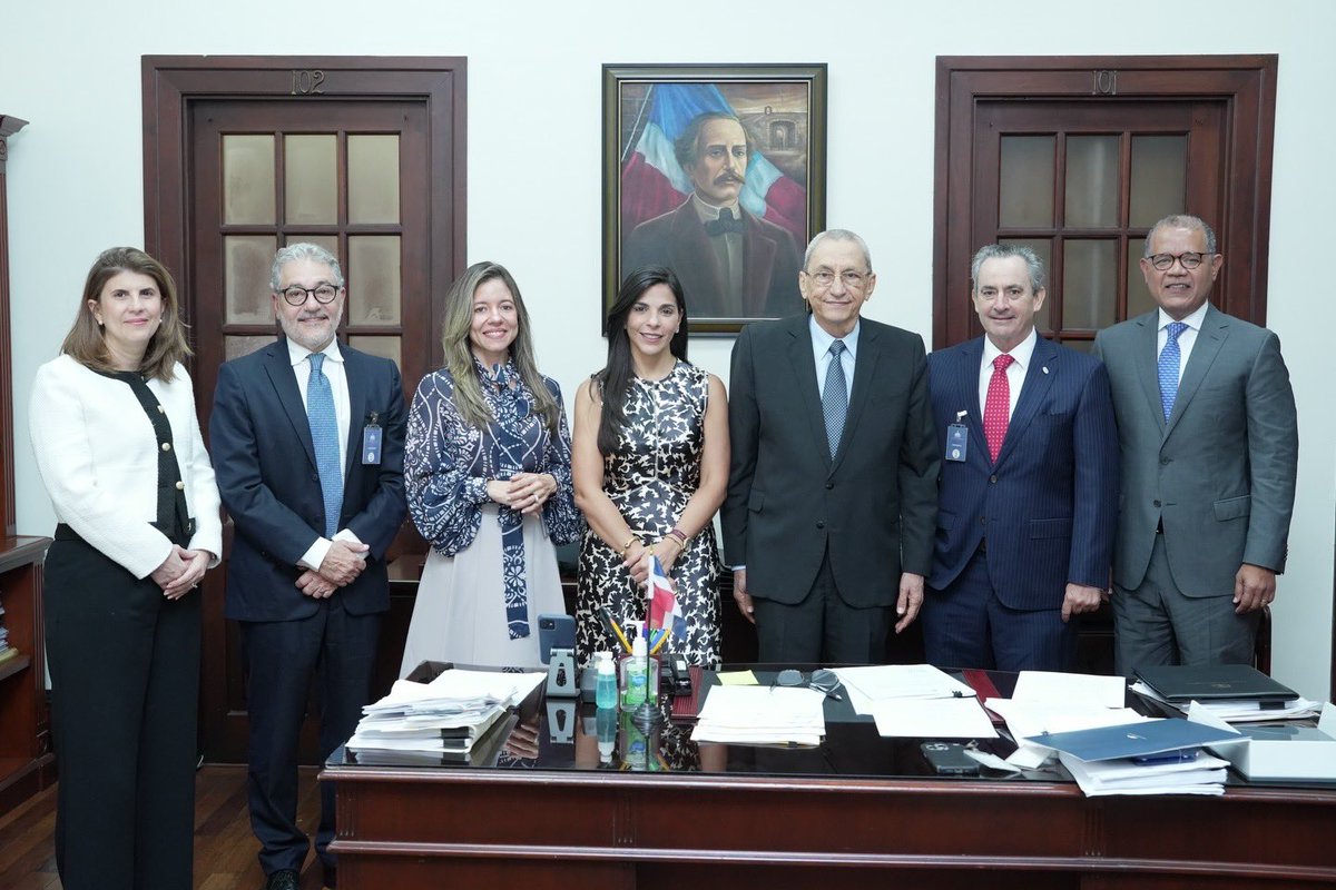 AMCHAMDR's tweet photo. Este martes, representantes de nuestro Consejo de Directores y Comité Legal, encabezados por la presidenta, Francesca Rainieri, sostuvieron una reunión con el Consultor Jurídico del Poder Ejecutivo, Dr. Jorge Subero Isa. https://t.co/0kSXuGXEqn