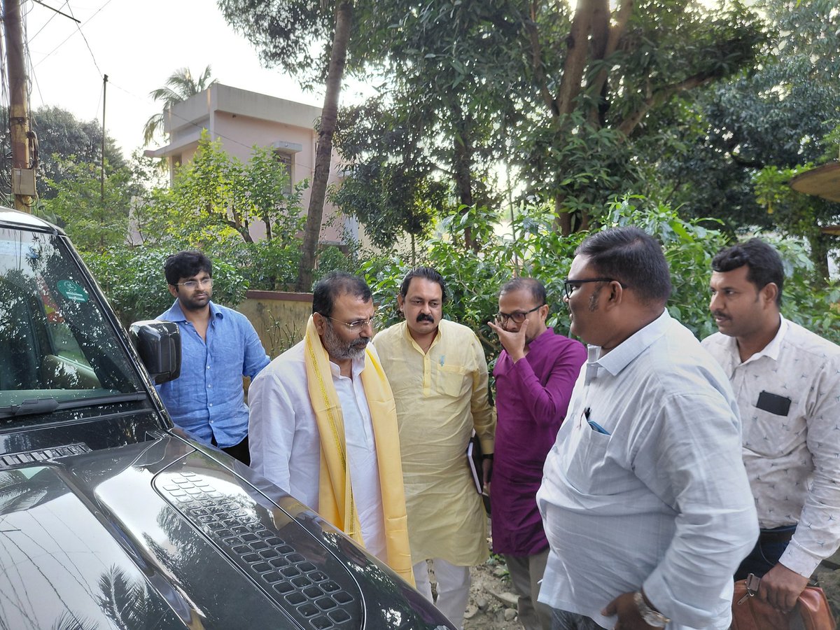 abishkarbjp's tweet photo. আজ সন্ধ্যায় কল্যাণী বিধানসভার এসেছিলেন মাননীয় Dr Nishikant Dubey মহাশয়, ওনাকে অভ্যর্থনা জানামলাম, বিস্তারিত আলোচনা করলাম বিধানসভার নির্বাচন বিষয়ে।
@nishikant_dubey 
@BJP4Bengal 
@SamikBJP https://t.co/EYoBhRbWkT