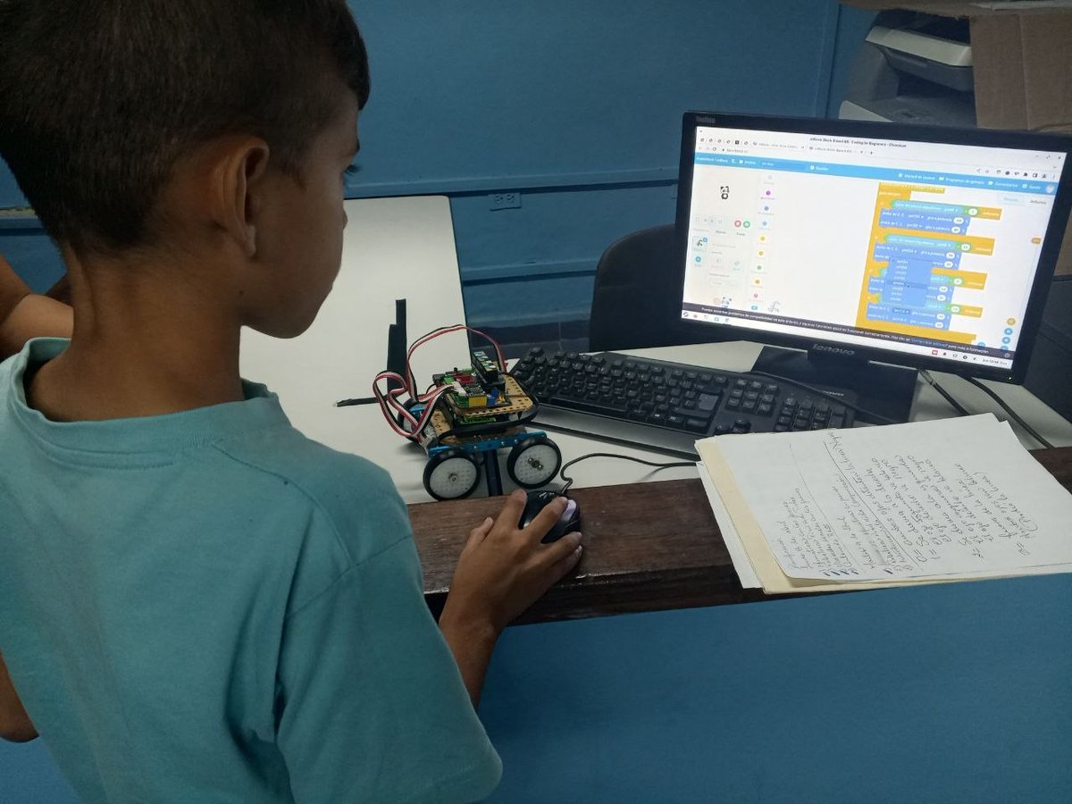 ¡Afinando motores y sensores! El equipo Pixel Kids no se detiene. Hoy reforzamos la programación para lograr un desplazamiento más fluido y preciso en la pista. Ver cómo los chicos analizan el comportamiento del robot y corrigen el código en tiempo real es simplemente inspirador.