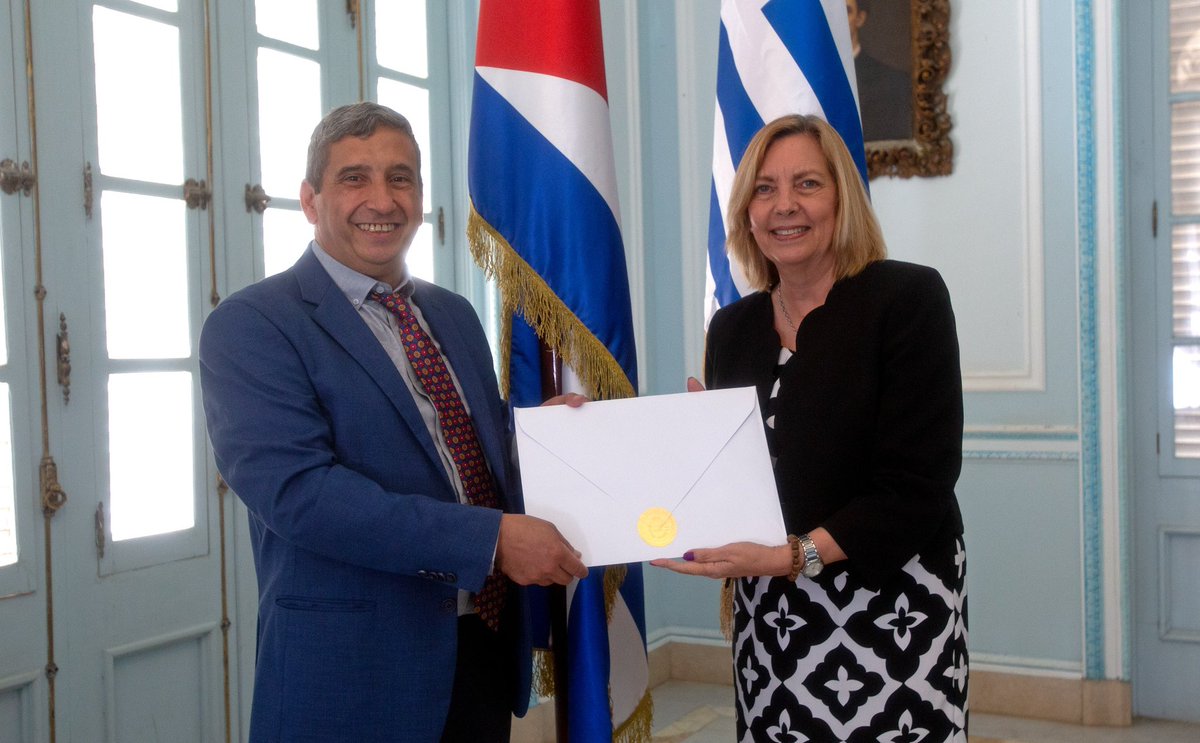 La viceministra de Relaciones Exteriores, Josefina Vidal Ferreiro, recibió las Copias de Estilo del Excmo. Sr. Juan Andrés Canessa Franco que lo acreditan como Embajador de la República Oriental del Uruguay en la República de Cuba.

🔗: cubaminrex.cu/es/recibe-vice…