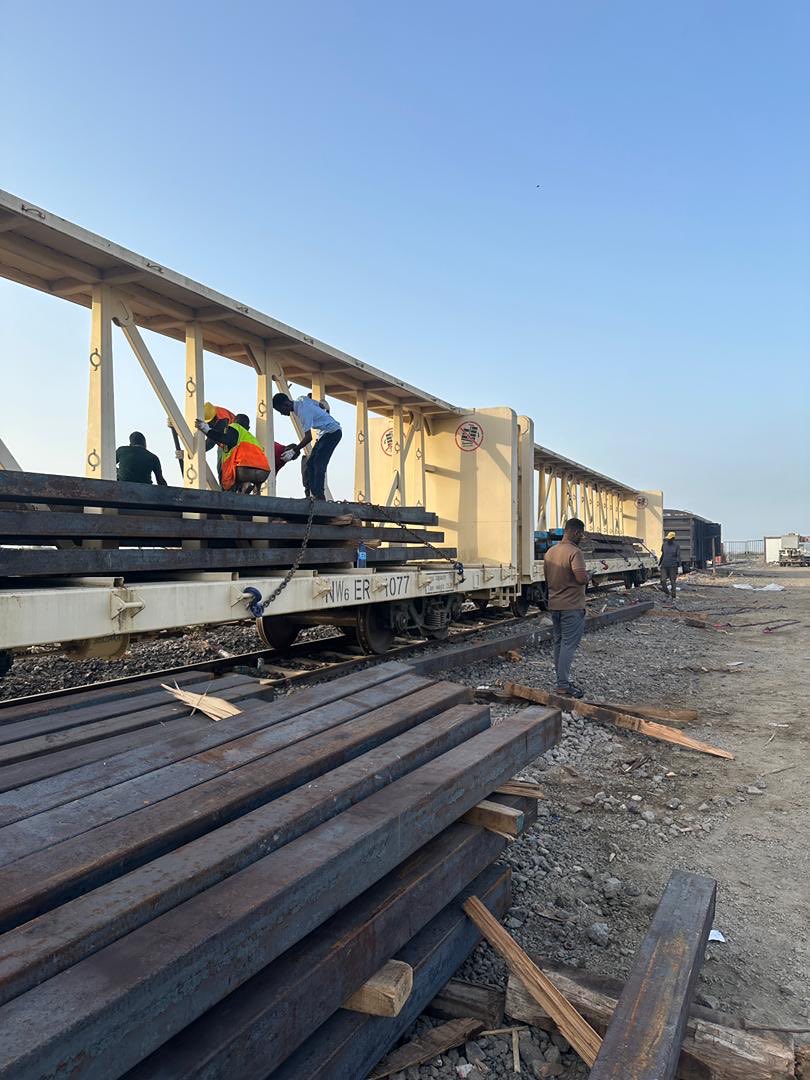 TakeleUma's tweet photo. Truck cargo logistics shortages are looming.
We’re diversifying our cargo mix. Most of our flat wagons and box wagons are now moving containers and essential bulk goods.
But that’s not all. To keep heavy industry moving, we’ve introduced new rolling stock—center beam (NW6)—dedicated to steel and billet for metal manufacturers.
