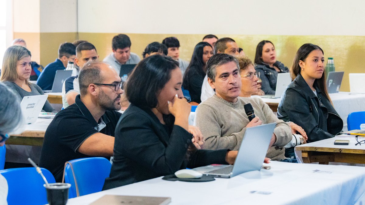 Formación en Inteligencia Artificial para impulsar el desarrollo💻📲

Se inició la capacitación práctica en Inteligencia Artificial de la Agencia de Desarrollo Empresarial, destinada a empresas, emprendedores y PyMEs. En el primer día, más de 100 participantes eligieron aprender