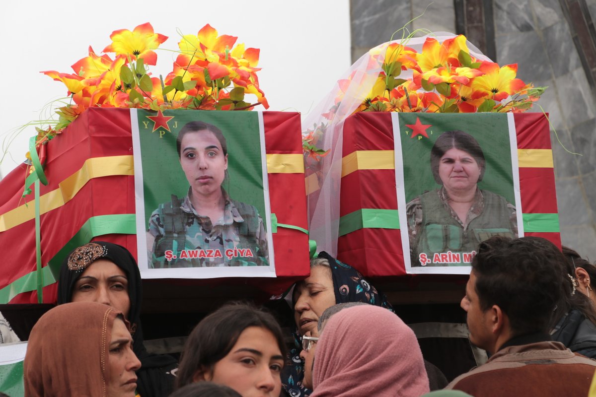 YPJDefense's tweet photo. Li Kobanê ji bo 5 şervanên azadiyê merasîm hat lidarxistin  

Şêniyên Kobanê bi merasîmeke bi heybet 3 şervanên YPJ’ê veşartin û du şehîd jî bibîr anîn.  

Şervanên Yekîneya Parastina Jin (YPJ) Arîn Mîrkan (Emîne Ehmed), Jiyan Kanîwar (Sîdra Xeşman) û Awaz Çiya (Melek Bozan)  di 21`ê Çileyê li Reqa şehîd bİbûn, îro bi merasîmeke bi heybet li Pakrewangeha Şehîd Dicle hatin veşartin. Di merasîmê de şervanên YPG`ê Kurdo Kobanê (Ismet Hesen) ê 4`ê Nîsanê li Kobanê şehîd bibû û şervana YPJ’ê Rojeng Jînda (Sîham Cemal) a 21`ê Çileyê li Reqa şehîd bibû, hatin bibîranîn.  Merasîma ku bi sedan kes beşdar bûn, bi deqeyeke rêzgirtin dest pêk kir. Piştre endamê Meclîsa Malbata Şehîdan a bajarê Kobanê Şêx Ehmed Hemo sersaxî ji malbatên şehîdan re xwest û soza şopandina rêya şehîdan da.  

Ji fermandarên YPJ`ê yên bajarê Kobanê Stêrk Kobanê, jî sersaxî ji malbatên şehîdan re xwest û wiha got: ” Şehîdên me rêya azadiyê û têkoşînê hilbijartibû û heta kêliya xwe ya dawiyê li hemberî dijmin têkoşiyan. Weke YPJ`ê em ê jî têkoşîna xwe xurtir bikin. Îradeya me xurt e, em ê her tim li ser lingan bin û li ber xwe bidin hata asta serkeftinê.”  Dûre li ser navê malbata şehîd Arîn Mîrkan, helbestek hat xwendin.  Piştî axaftinan wesîqeyên şehîdan hatin xwendin û radestî malbatên wan hatin kirin. 

Di dawiyê de cenazeyên sê şehîdan bi dirûşmên “Şehîd namirin” û “Berxwedan jiyan e” hatin veşartin 
 #YPJ #YPG #DefendRojava 
👇👇📷 
https://t.co/7aEHXkVHZv https://t.co/catnjji4s8 https://t.co/TD12q0wV20 https://t.co/XMTjf8q5ul