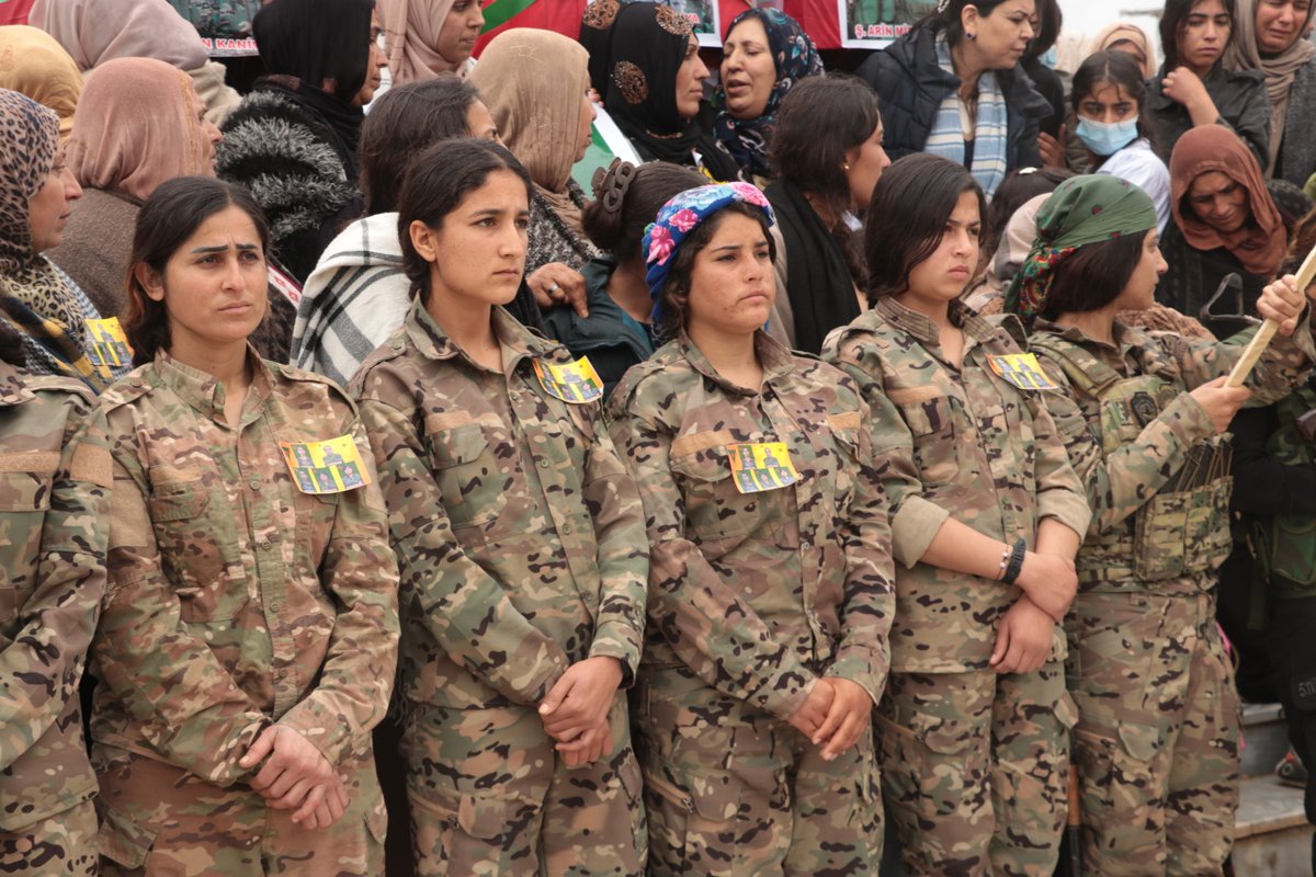 YPJDefense's tweet photo. Li Kobanê ji bo 5 şervanên azadiyê merasîm hat lidarxistin  

Şêniyên Kobanê bi merasîmeke bi heybet 3 şervanên YPJ’ê veşartin û du şehîd jî bibîr anîn.  

Şervanên Yekîneya Parastina Jin (YPJ) Arîn Mîrkan (Emîne Ehmed), Jiyan Kanîwar (Sîdra Xeşman) û Awaz Çiya (Melek Bozan)  di 21`ê Çileyê li Reqa şehîd bİbûn, îro bi merasîmeke bi heybet li Pakrewangeha Şehîd Dicle hatin veşartin. Di merasîmê de şervanên YPG`ê Kurdo Kobanê (Ismet Hesen) ê 4`ê Nîsanê li Kobanê şehîd bibû û şervana YPJ’ê Rojeng Jînda (Sîham Cemal) a 21`ê Çileyê li Reqa şehîd bibû, hatin bibîranîn.  Merasîma ku bi sedan kes beşdar bûn, bi deqeyeke rêzgirtin dest pêk kir. Piştre endamê Meclîsa Malbata Şehîdan a bajarê Kobanê Şêx Ehmed Hemo sersaxî ji malbatên şehîdan re xwest û soza şopandina rêya şehîdan da.  

Ji fermandarên YPJ`ê yên bajarê Kobanê Stêrk Kobanê, jî sersaxî ji malbatên şehîdan re xwest û wiha got: ” Şehîdên me rêya azadiyê û têkoşînê hilbijartibû û heta kêliya xwe ya dawiyê li hemberî dijmin têkoşiyan. Weke YPJ`ê em ê jî têkoşîna xwe xurtir bikin. Îradeya me xurt e, em ê her tim li ser lingan bin û li ber xwe bidin hata asta serkeftinê.”  Dûre li ser navê malbata şehîd Arîn Mîrkan, helbestek hat xwendin.  Piştî axaftinan wesîqeyên şehîdan hatin xwendin û radestî malbatên wan hatin kirin. 

Di dawiyê de cenazeyên sê şehîdan bi dirûşmên “Şehîd namirin” û “Berxwedan jiyan e” hatin veşartin 
 #YPJ #YPG #DefendRojava 
👇👇📷 
https://t.co/7aEHXkVHZv https://t.co/catnjji4s8 https://t.co/TD12q0wV20 https://t.co/XMTjf8q5ul