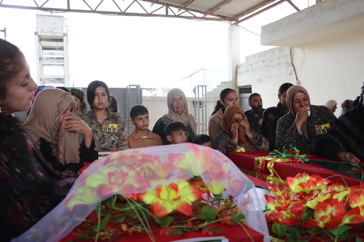 YPJDefense's tweet photo. Li Kobanê ji bo 5 şervanên azadiyê merasîm hat lidarxistin  

Şêniyên Kobanê bi merasîmeke bi heybet 3 şervanên YPJ’ê veşartin û du şehîd jî bibîr anîn.  

Şervanên Yekîneya Parastina Jin (YPJ) Arîn Mîrkan (Emîne Ehmed), Jiyan Kanîwar (Sîdra Xeşman) û Awaz Çiya (Melek Bozan)  di 21`ê Çileyê li Reqa şehîd bİbûn, îro bi merasîmeke bi heybet li Pakrewangeha Şehîd Dicle hatin veşartin. Di merasîmê de şervanên YPG`ê Kurdo Kobanê (Ismet Hesen) ê 4`ê Nîsanê li Kobanê şehîd bibû û şervana YPJ’ê Rojeng Jînda (Sîham Cemal) a 21`ê Çileyê li Reqa şehîd bibû, hatin bibîranîn.  Merasîma ku bi sedan kes beşdar bûn, bi deqeyeke rêzgirtin dest pêk kir. Piştre endamê Meclîsa Malbata Şehîdan a bajarê Kobanê Şêx Ehmed Hemo sersaxî ji malbatên şehîdan re xwest û soza şopandina rêya şehîdan da.  

Ji fermandarên YPJ`ê yên bajarê Kobanê Stêrk Kobanê, jî sersaxî ji malbatên şehîdan re xwest û wiha got: ” Şehîdên me rêya azadiyê û têkoşînê hilbijartibû û heta kêliya xwe ya dawiyê li hemberî dijmin têkoşiyan. Weke YPJ`ê em ê jî têkoşîna xwe xurtir bikin. Îradeya me xurt e, em ê her tim li ser lingan bin û li ber xwe bidin hata asta serkeftinê.”  Dûre li ser navê malbata şehîd Arîn Mîrkan, helbestek hat xwendin.  Piştî axaftinan wesîqeyên şehîdan hatin xwendin û radestî malbatên wan hatin kirin. 

Di dawiyê de cenazeyên sê şehîdan bi dirûşmên “Şehîd namirin” û “Berxwedan jiyan e” hatin veşartin 
 #YPJ #YPG #DefendRojava 
👇👇📷 
https://t.co/7aEHXkVHZv https://t.co/catnjji4s8 https://t.co/TD12q0wV20 https://t.co/XMTjf8q5ul