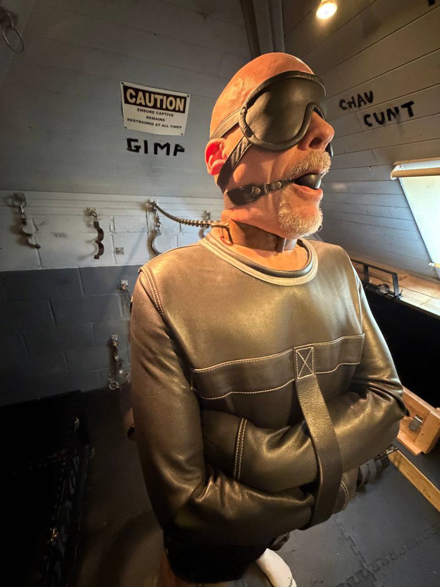 LeatherPrison's tweet photo. The Leather Historical Straitjacket is easy to recognise; it rarely stays that simple, just ask @Sj23NickLeeds or  @JamesBondageSX

https://t.co/6LRZRFlmRu

#BuiltToBind #LeatherPrison #Posey  #PoseyStraitjacket #LeatherCraft #BondageGear #LeatherCommunity https://t.co/MIHwHMlEUt