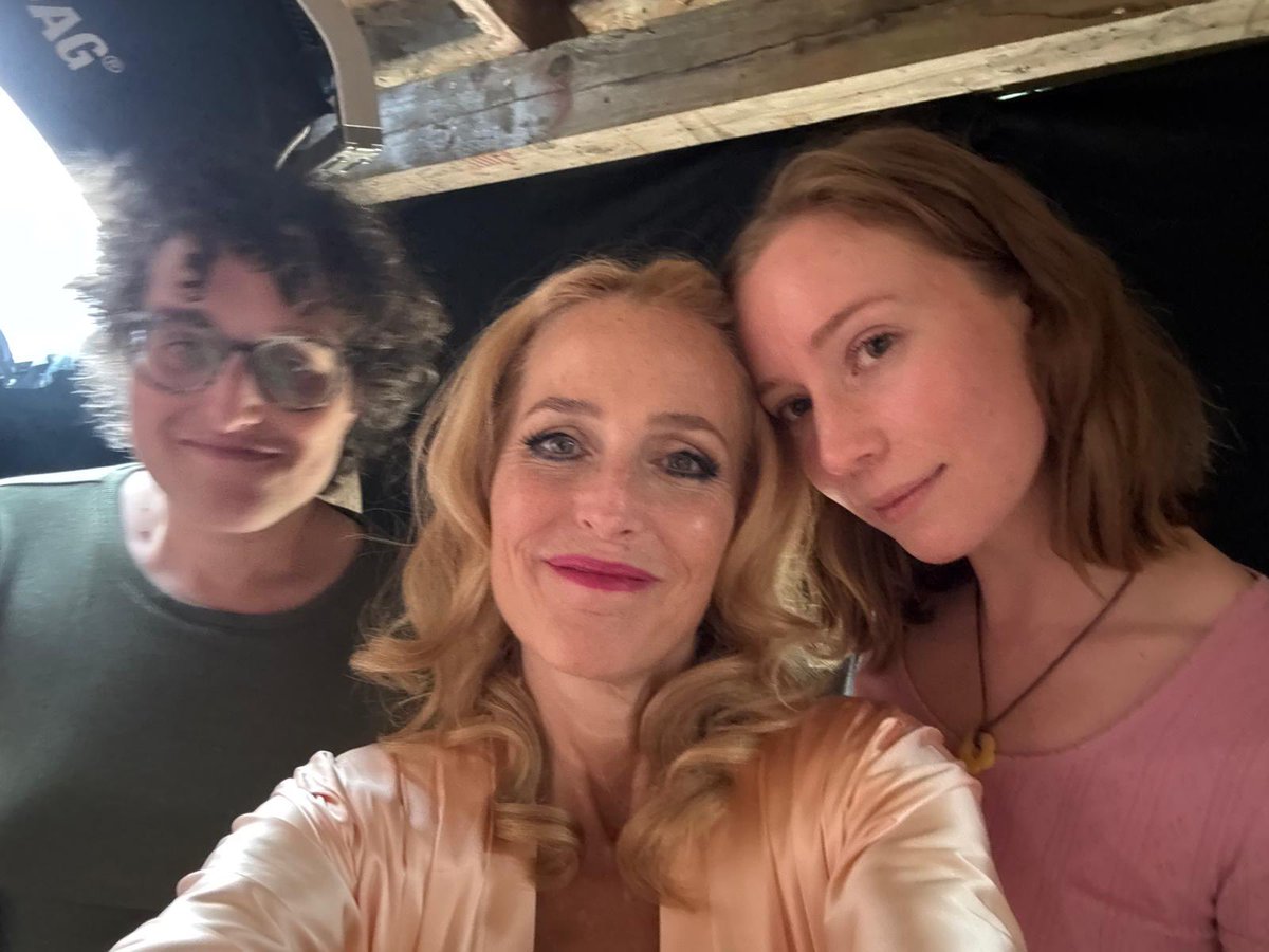 Gillian Anderson tweet media