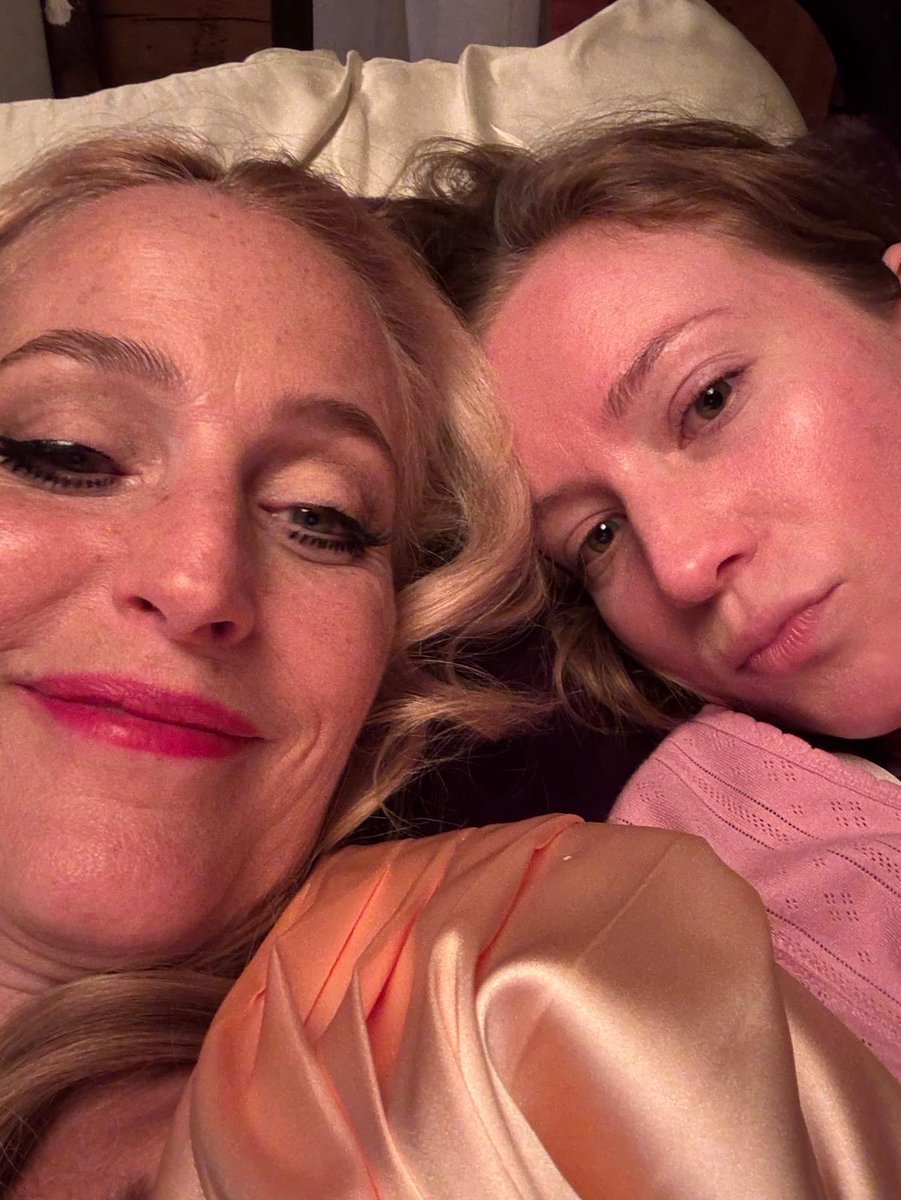 Gillian Anderson tweet media