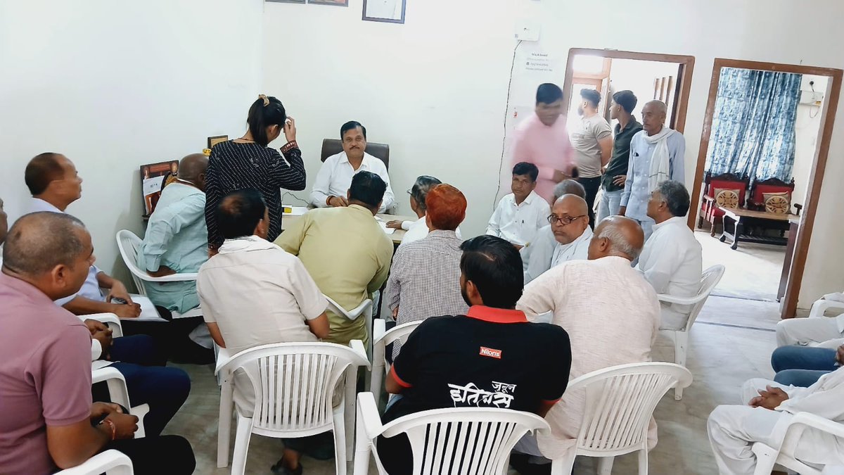 drkrishanbjp's tweet photo. आज रेवाड़ी स्थित विधायक कार्यालय पर बावल हल्के से आए गणमान्य नागरिकों से आत्मीय मुलाकात कर उनकी जनसमस्याए सुनी और संबंधित अधिकारियों को शीघ्र समाधान के निर्देश दिए।

@NayabSainiBJP @Rao_InderjitS @ArtiSinghRao @BJP4Haryana https://t.co/1kPY9A8jqL