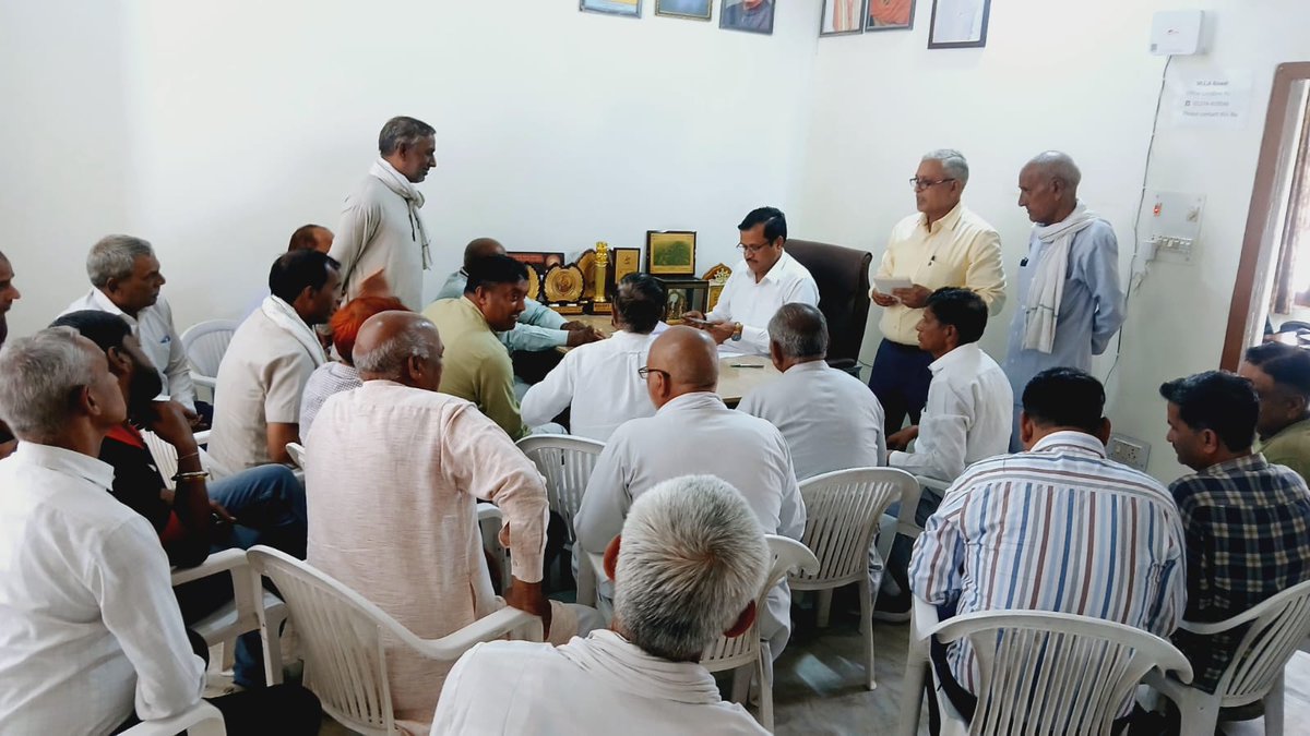 drkrishanbjp's tweet photo. आज रेवाड़ी स्थित विधायक कार्यालय पर बावल हल्के से आए गणमान्य नागरिकों से आत्मीय मुलाकात कर उनकी जनसमस्याए सुनी और संबंधित अधिकारियों को शीघ्र समाधान के निर्देश दिए।

@NayabSainiBJP @Rao_InderjitS @ArtiSinghRao @BJP4Haryana https://t.co/1kPY9A8jqL