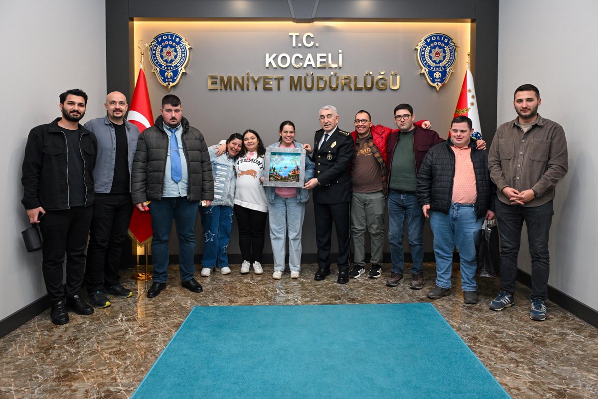 10 Nisan Polis Haftası münasebetiyle, Kocaeli Down Sendromlular Dernek Başkanı ve öğrencileri ile Gonca Engelsiz Yaşam Merkezi öğretmenleri ve öğrencileri, İl Emniyet Müdürümüz Sayın Faruk Karaduman’ı makamında ziyaret etti.

#TürkPolisTeşkilatı181Yaşında
#10NisanPolisHaftası