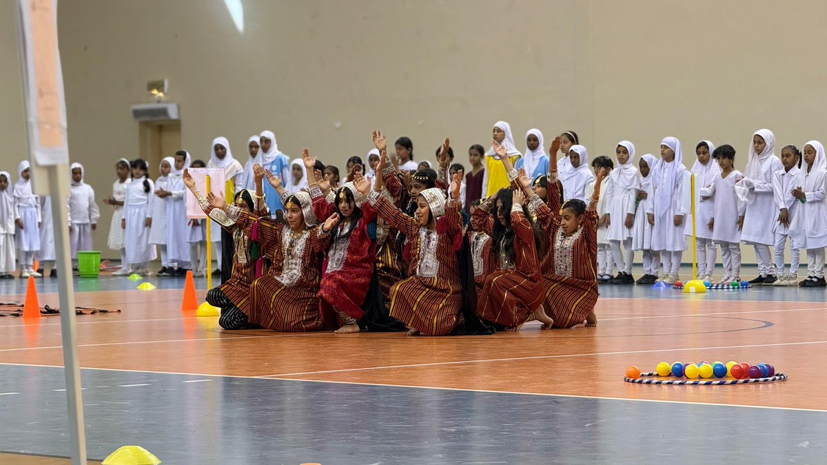 EduGovOSSA's tweet photo. رعى الفاضل مبارك بن سالم الفارسي، المدير العام المساعد للشؤون الإدارية والمالية بالمديرية العامة للتعليم بمحافظة جنوب الشرقية، حفل ختام فعاليات برنامج "القيادات الرياضية الشابة"، الذي أقيم بالمجمع الرياضي بولاية صور. 

تخلل الحفل عروضاً للفنون الشعبية التي جسدت الموروث العماني، وقدم المشاركين فقرة خاصة استعرضت مخرجات البرنامج العملية، وفي لمحة تقديرية للجهود المبذولة. 

#برنامج_القيادات_الرياضية_الشابة 

@EduGovSsq