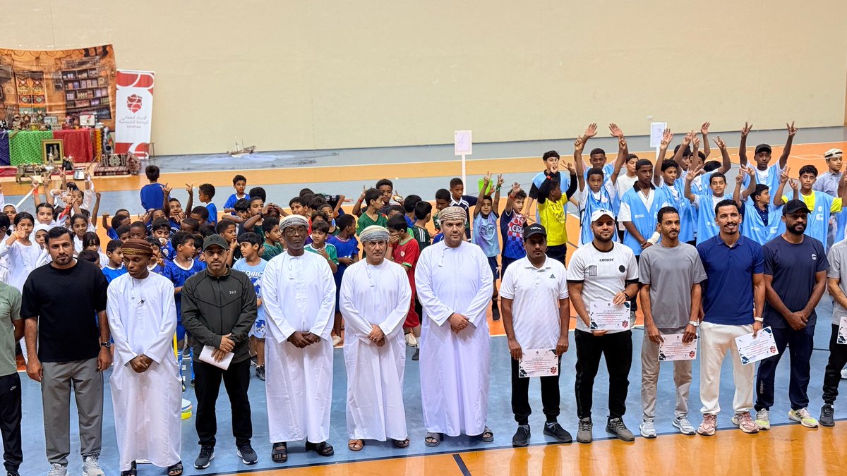 EduGovOSSA's tweet photo. رعى الفاضل مبارك بن سالم الفارسي، المدير العام المساعد للشؤون الإدارية والمالية بالمديرية العامة للتعليم بمحافظة جنوب الشرقية، حفل ختام فعاليات برنامج "القيادات الرياضية الشابة"، الذي أقيم بالمجمع الرياضي بولاية صور. 

تخلل الحفل عروضاً للفنون الشعبية التي جسدت الموروث العماني، وقدم المشاركين فقرة خاصة استعرضت مخرجات البرنامج العملية، وفي لمحة تقديرية للجهود المبذولة. 

#برنامج_القيادات_الرياضية_الشابة 

@EduGovSsq