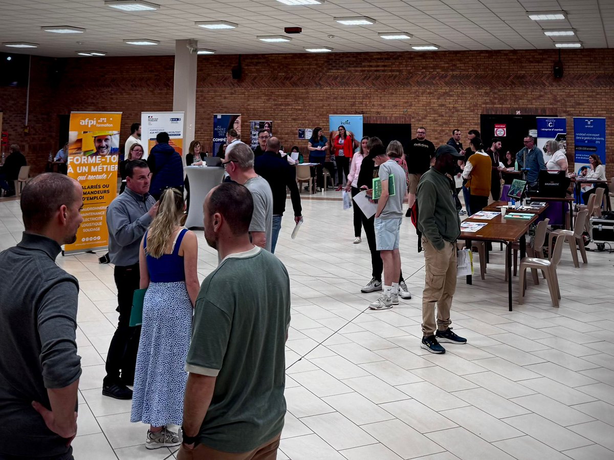 Prefet62's tweet photo. Sophie Pagès, sous préfète de l'arrondissement de Saint-Omer, s'est rendue ce jour à Arques pour découvrir l'action dédiée à la promotion et au recrutement des emplois industriels. 

Organisé par @FTravail_HDF , cet évènement a rassemblé plus de 30 entreprises et organismes de formation et a rassemblé  180 jeunes et demandeurs d'emplois.  

A travers ce type d'actions, il s'agit de répondre aux enjeux territoriaux de rebond industriel et de dynamisation de l'emploi dans ce secteur. 

L'industrie : des métiers à découvrir, des emplois à saisir !