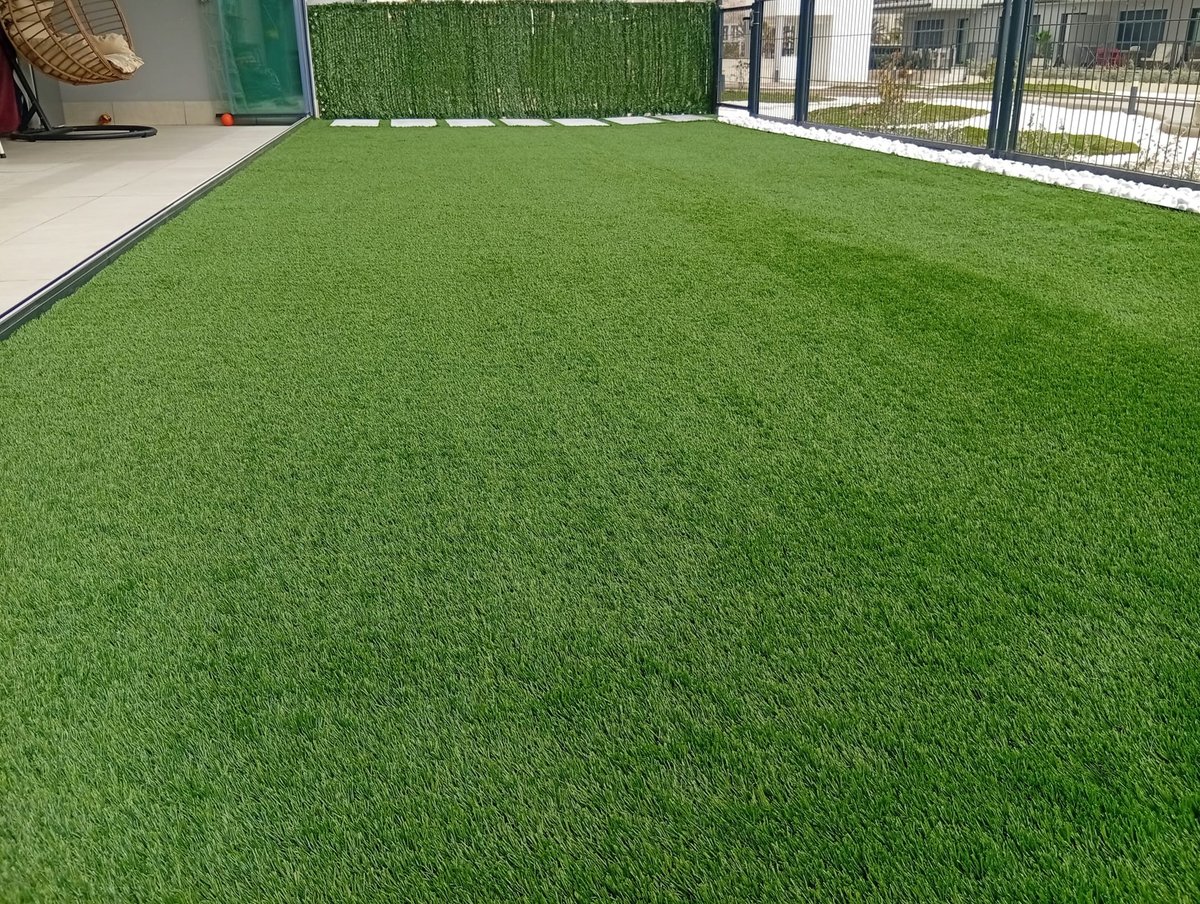 🙌 La combinación de césped artificial y losetas  crea jardines funcionales y muy ordenados.
 🌱  Los caminos aportan estructura y facilitan el paso, mientras que el césped ofrece un acabado natural y cuidado durante todo el año.  ✅ 

 #eurocesped #cespedartificial