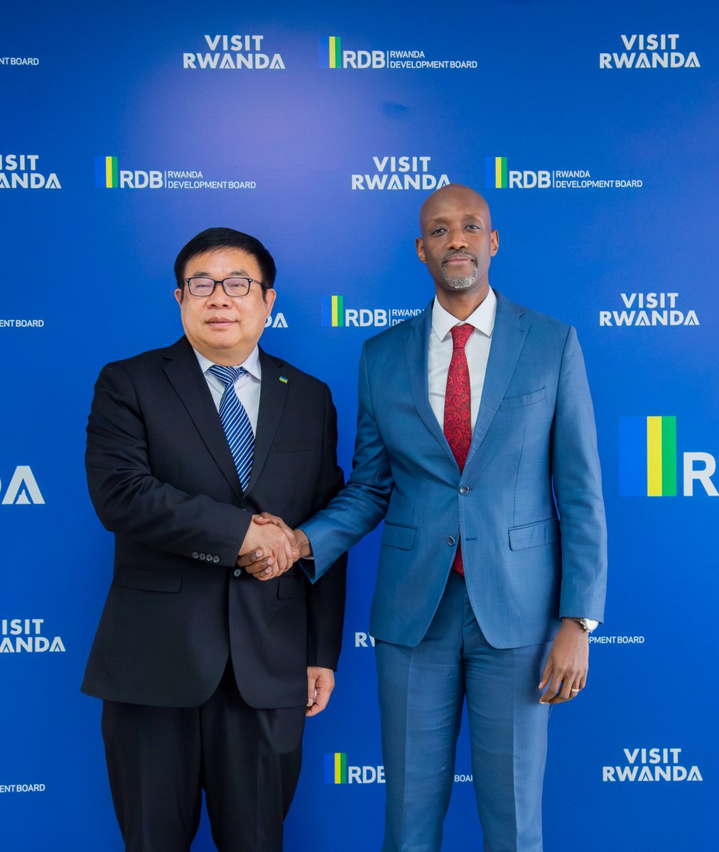 rbarwanda's tweet photo. Umuyobozi Mukuru w'Urwego rw'u Rwanda rushinzwe Iterambere, RDB, Jean-Guy Afrika, yahuye n'itsinda riturutse muri Sosiyete yo mu Bushinwa ya Hubei Wanrun New Energy Technology Co. Ltd, riri mu Rwanda.

Ibiganiro bagiranye byibanze ku ishoramari ry'iyi sosiyete na gahunda yo kwagurira ibikorwa byayo mu Gihugu.

Ni ibiganiro byanitabiriwe na Minisitiri w'Ubucuruzi n'Inganda, Prudence Sebahizi, kuri uyu wa Kane. #RBAAmakuru