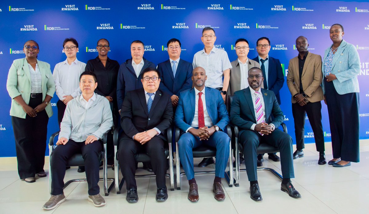 rbarwanda's tweet photo. Umuyobozi Mukuru w'Urwego rw'u Rwanda rushinzwe Iterambere, RDB, Jean-Guy Afrika, yahuye n'itsinda riturutse muri Sosiyete yo mu Bushinwa ya Hubei Wanrun New Energy Technology Co. Ltd, riri mu Rwanda.

Ibiganiro bagiranye byibanze ku ishoramari ry'iyi sosiyete na gahunda yo kwagurira ibikorwa byayo mu Gihugu.

Ni ibiganiro byanitabiriwe na Minisitiri w'Ubucuruzi n'Inganda, Prudence Sebahizi, kuri uyu wa Kane. #RBAAmakuru
