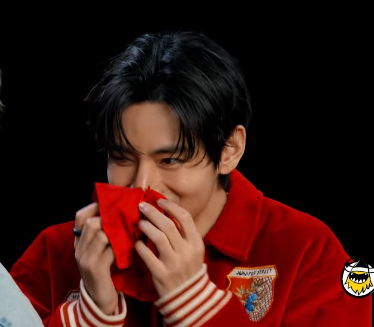 mygbebe's tweet photo. Taehyung is quite literally the funniest, just gave up after wing number 2, and went on living vicariously through the Tannies' suffering 😭 https://t.co/CP50bmrXJs