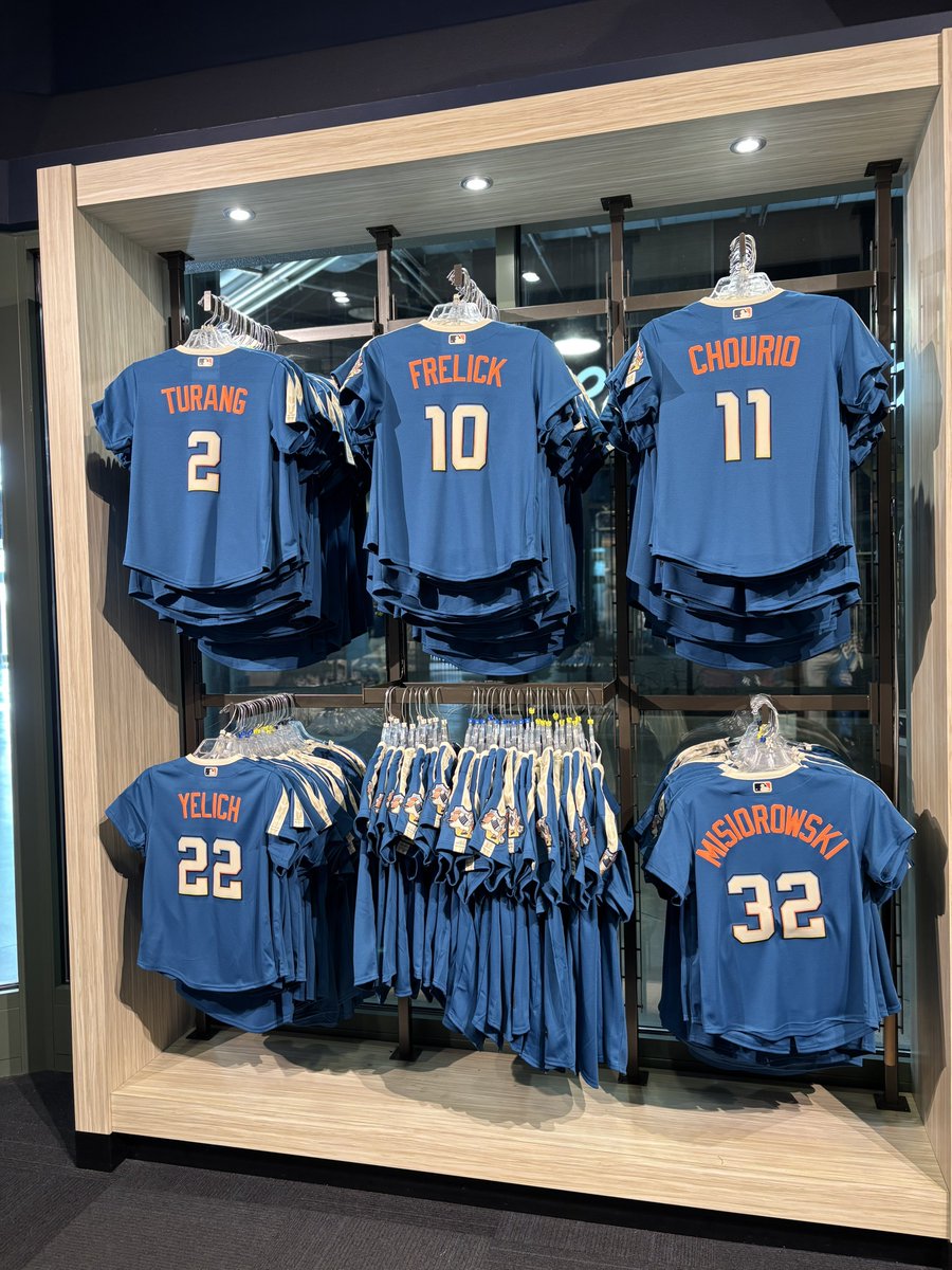 Brewers's tweet image. An exclusive Wisco experience: now until 2 PM at the @brewerteamstore