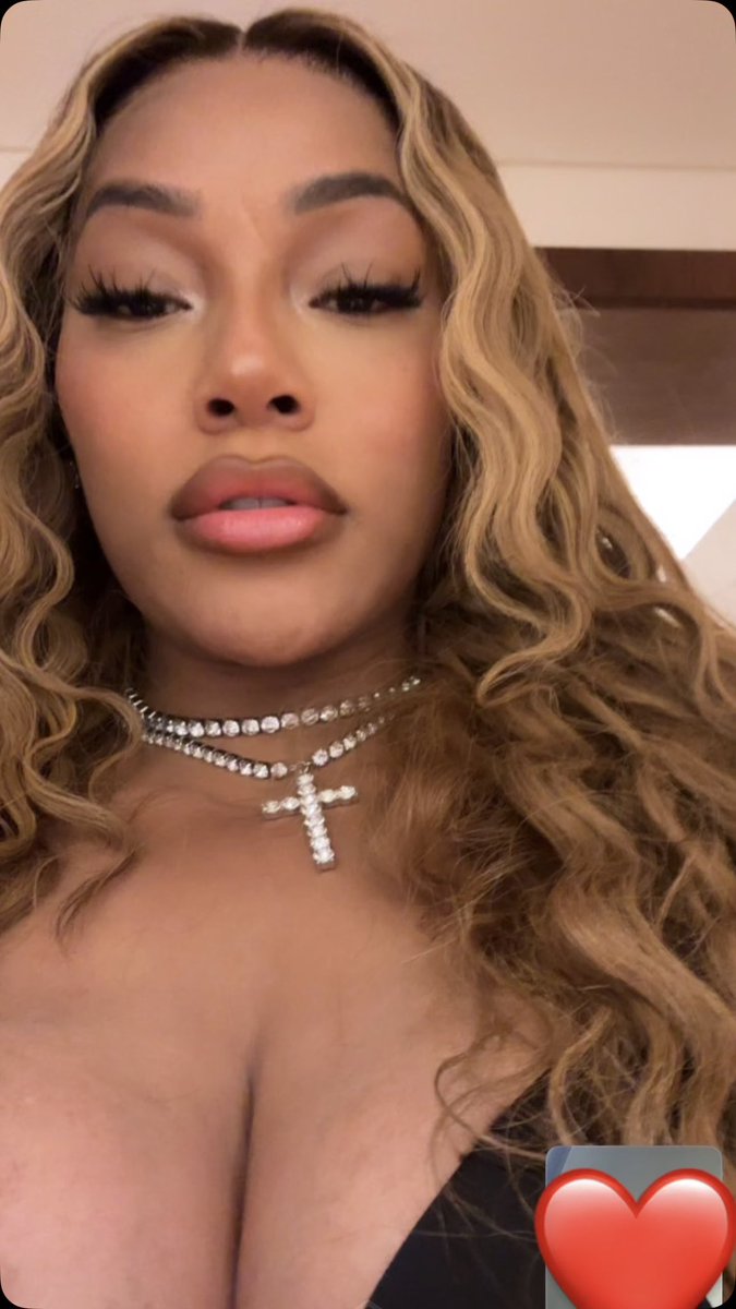 MusicConnoisseu's tweet photo. Stefflon Don shares a FaceTime screenshot with a mystery person amid rumours she’s just given birth and that the father is drug kingpin Bolle Jos 😅 https://t.co/uMSN9DZlfW
