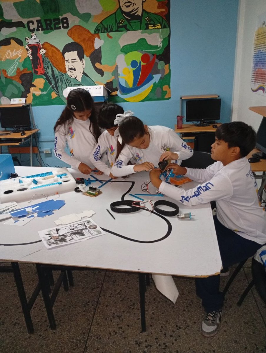 ¡La unión hace la fuerza en la robótica! 🤖✨

En pleno desarrollo el Taller de Robótica Creativa con el Equipo 2. Hoy, el equipo InfoDúo inicia el ensamble de su prototipo PanaBlock 2.0, contando con el valioso apoyo y mentoría de los chicos de InfoTrío.