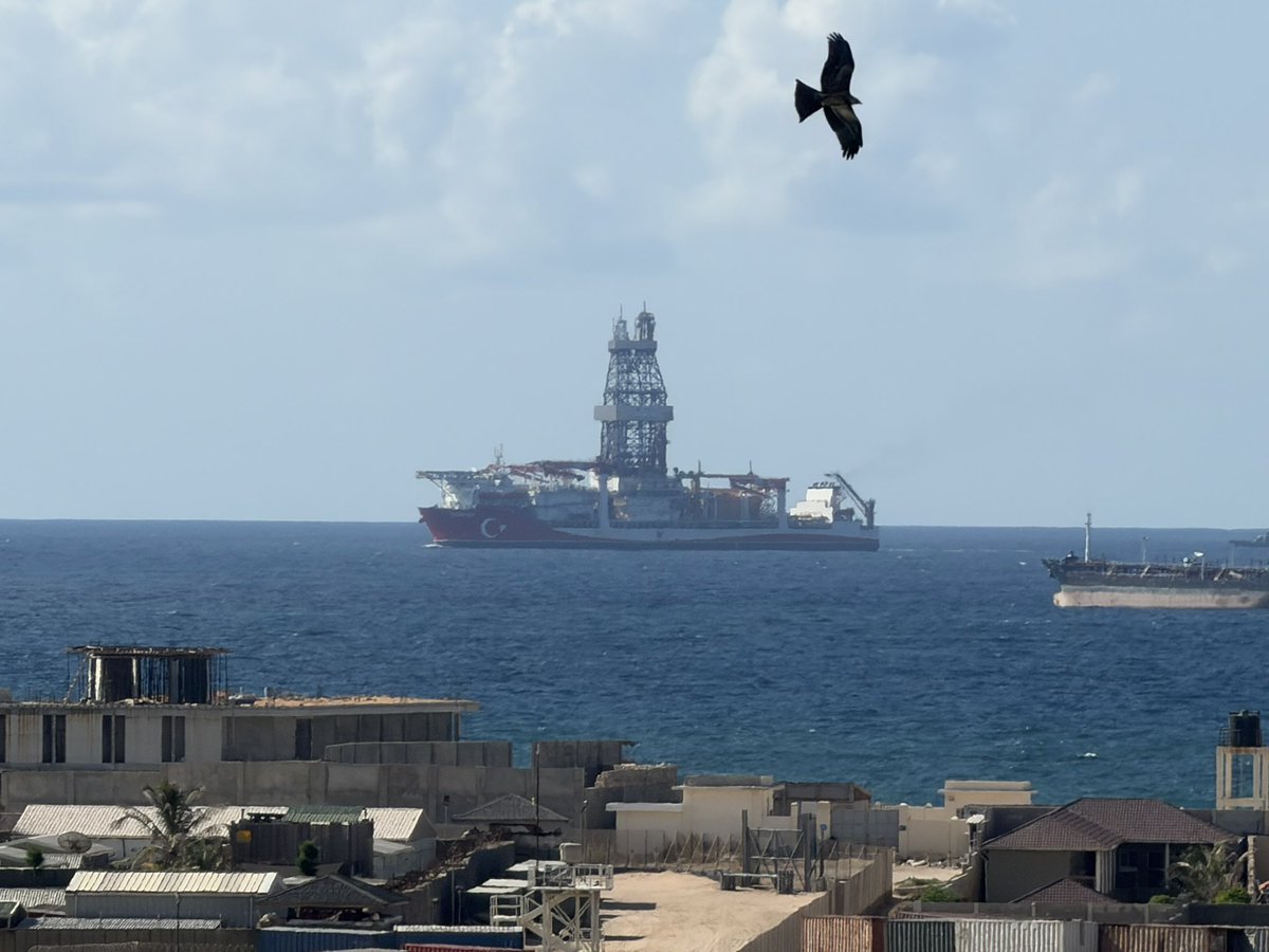 Türkiye Petrollerine ait Çağrı Bey sondaj gemisi Somali'ye ulaştı.

Gemi başkent Mogadişu açıklarında görüldü.

Çağrı Bey Somali'de derin deniz sondaj işlemleri yapacak.