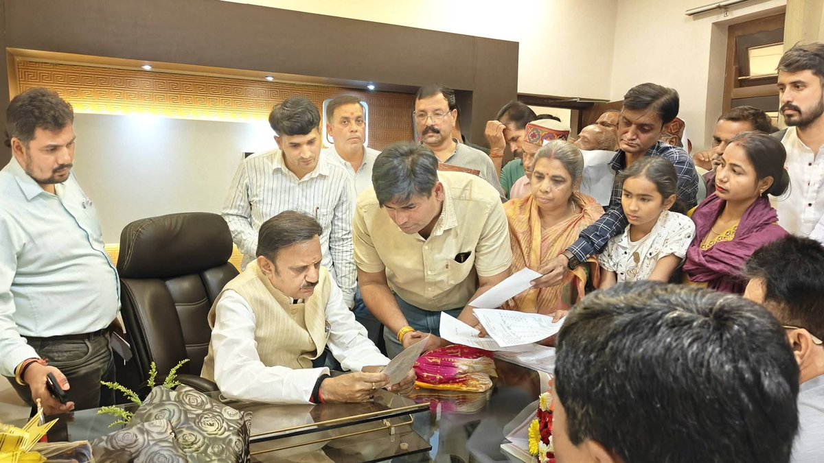 ProjsRewa's tweet image. उप मुख्यमंत्री श्री @rshuklabjp ने अपने अमहिया स्थित निज निवास में जनता दर्शन कार्यक्रम में आमजनों की समस्याएं सुनीं तथा प्राप्त आवेदन पत्रों के निराकरण के लिए संबंधित अधिकारियों को निर्देशित किया।

@OfficeOfRShukla

#JansamparkMP #Rewa #रीवा