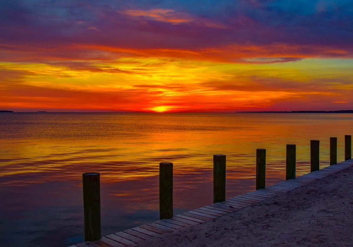 ByTheBayPhotos's tweet image. Sunset glow over the Roanoke Sound in Nags Head, North Carolina.

#OuterBanks #OBX #NorthCarolina #Sunset