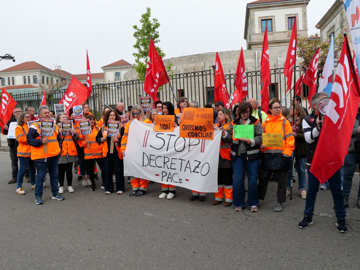 galizaCIG's tweet photo. 🏥CIG-Saúde reclámalle ao presidente da Xunta que atenda as demandas do persoal da Atención Primaria 
 📣Traballadoras/es dos centros de saúde e PAC concentráronse ás portas de San Caetano nunha nova xornada de folga
 ℹ️https://t.co/rIh9KT0Jof https://t.co/7MmfOnxrDt