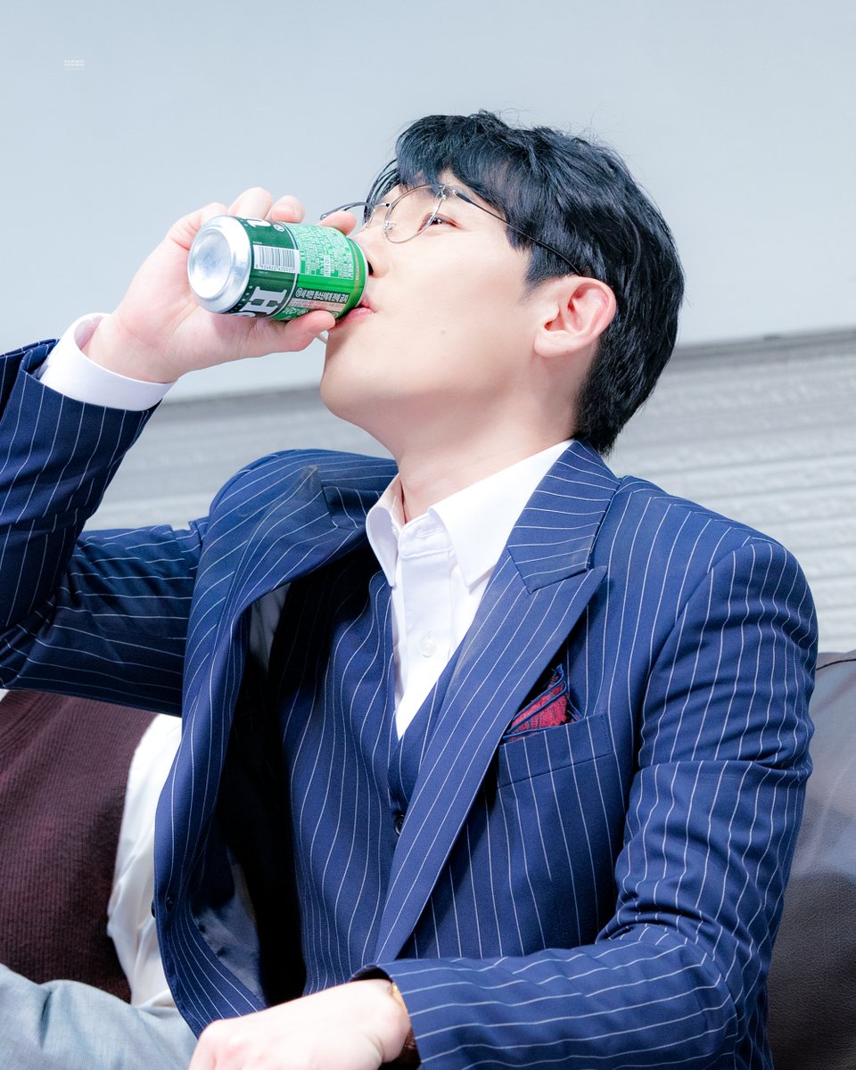 260408 밤 아트 커튼콜

세르주 | #김도빈